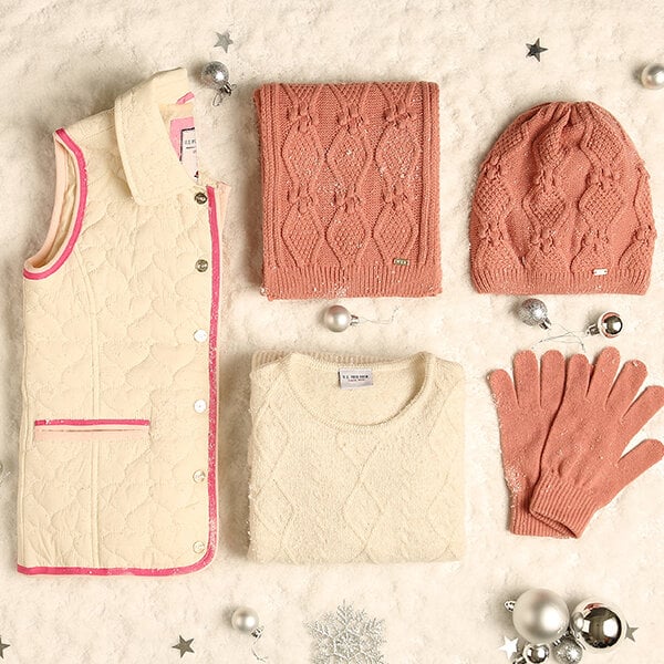 Minik Hanımlara Şık Bir Gülümseme