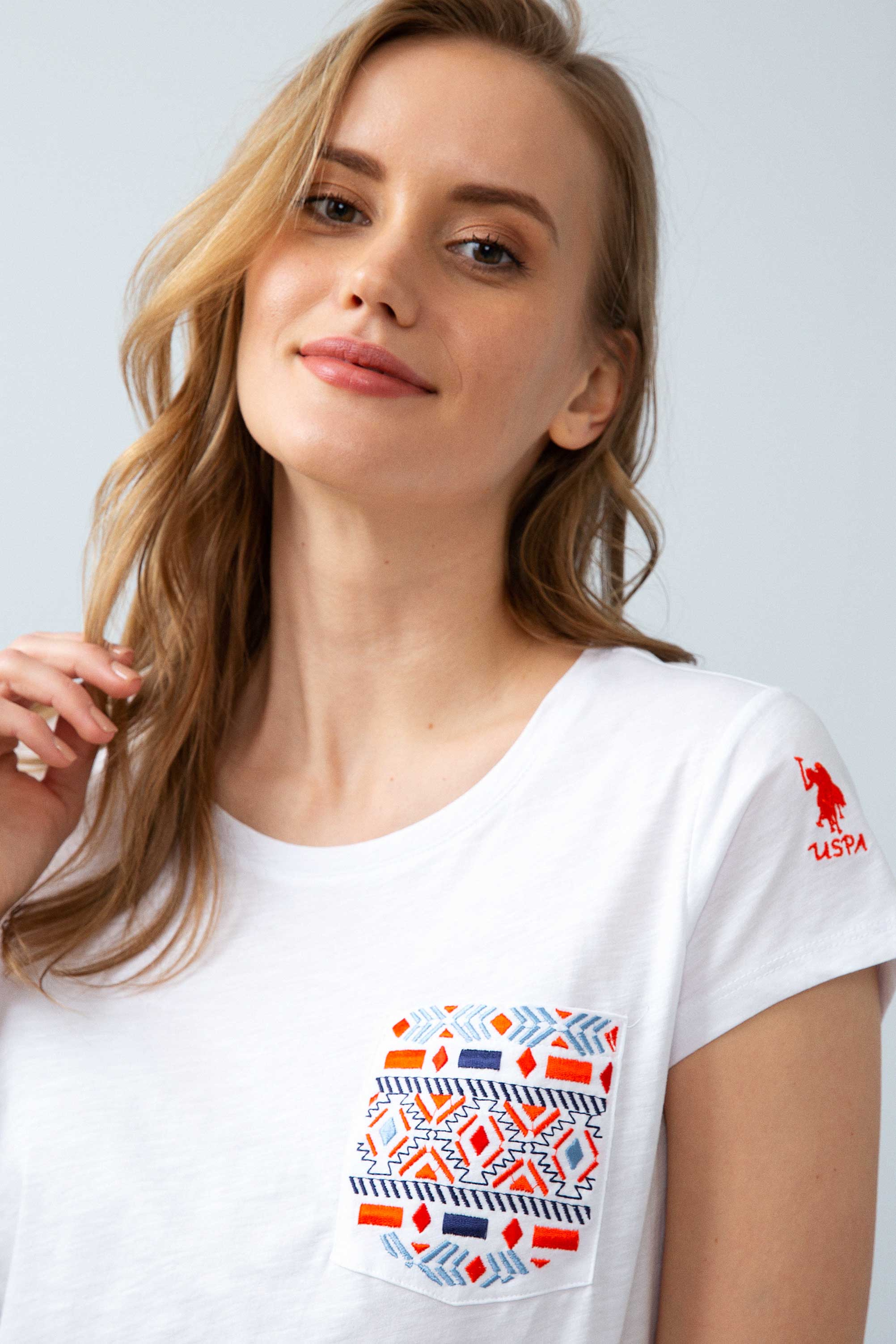 Kadın Beyaz Bisiklet Yaka T-Shirt - Image 3