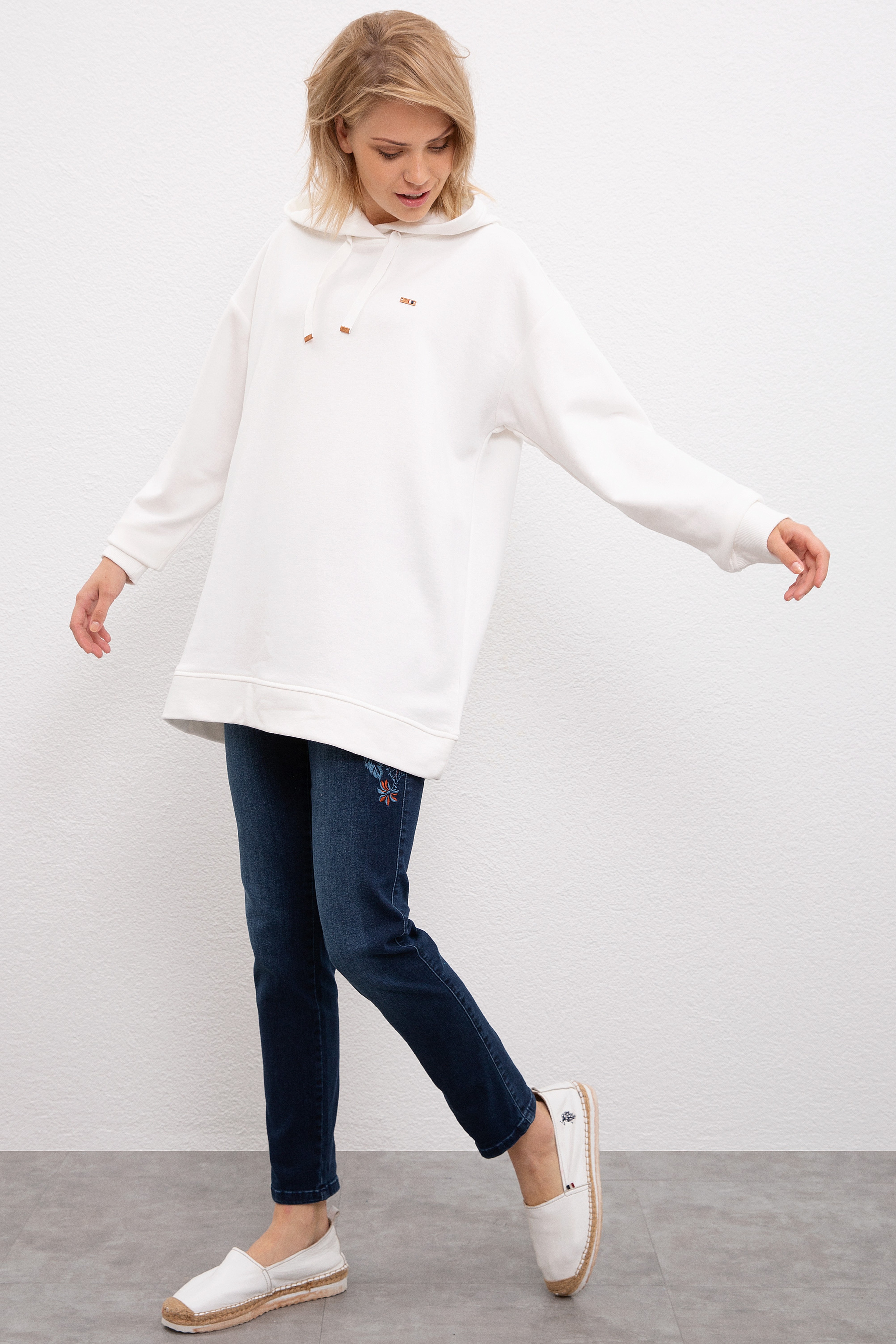 Kadın Beyaz Sweatshirt - Image 4