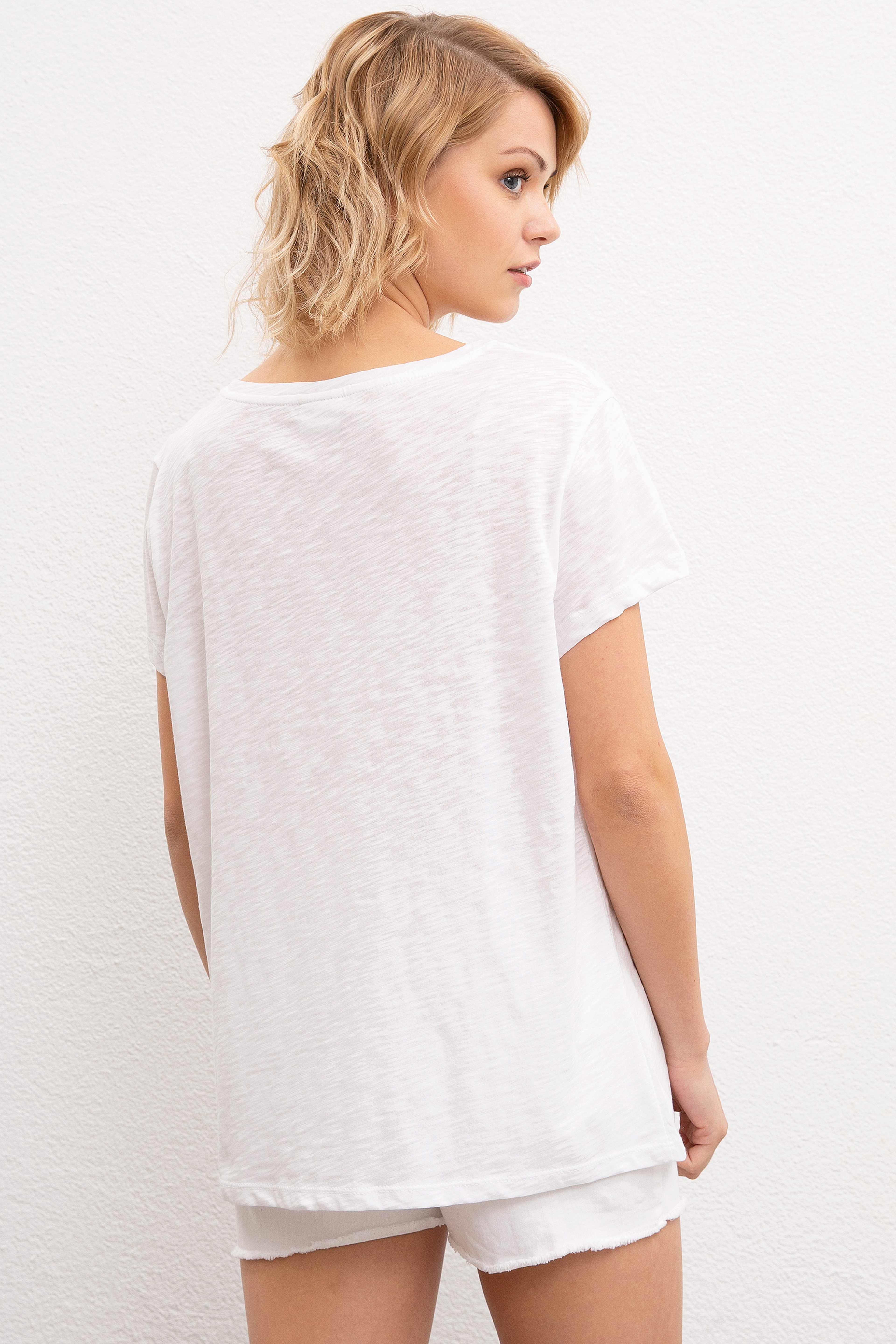 Kadın Beyaz Bisiklet Yaka T-Shirt - Image 3
