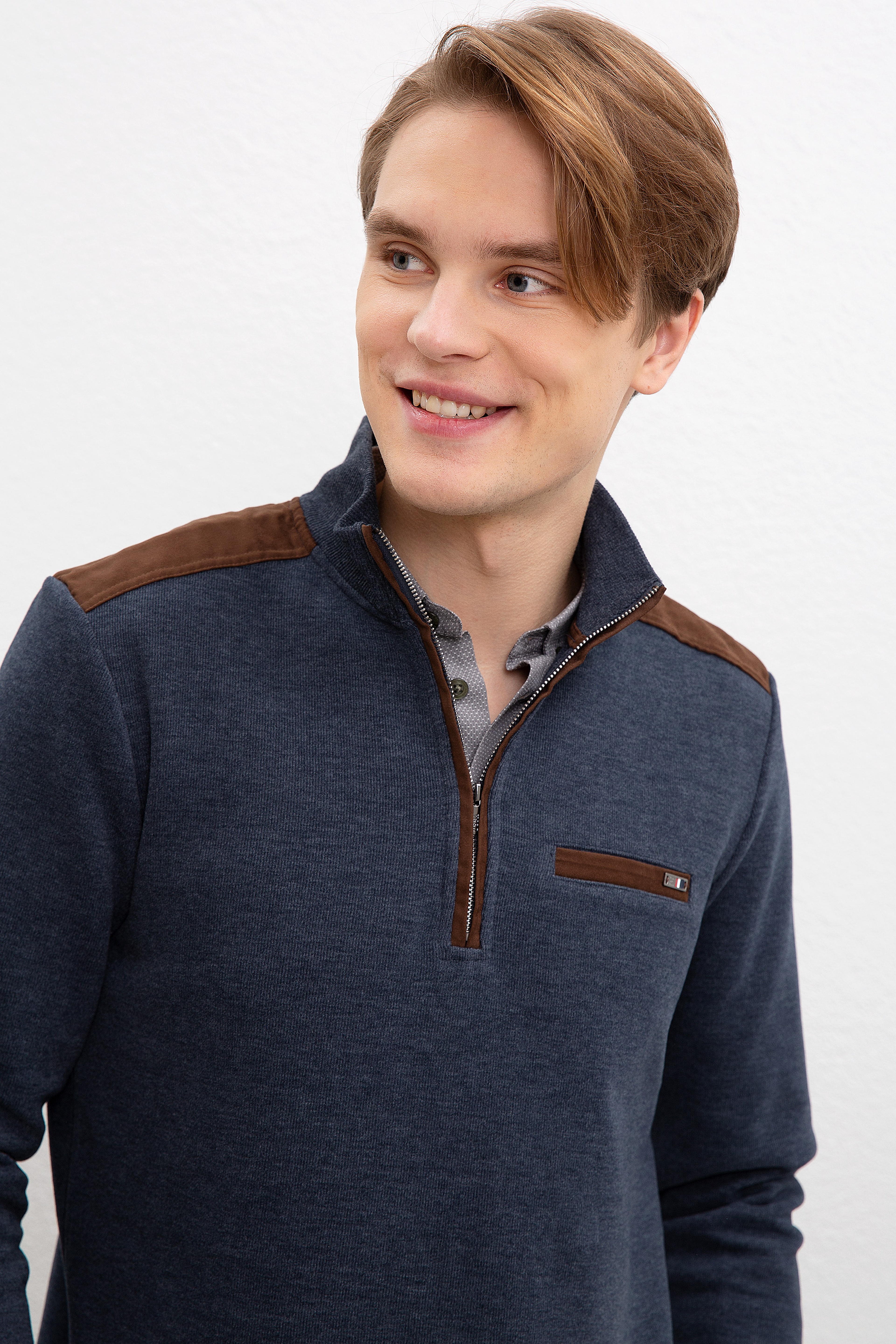 Erkek Lacivert Dik Yaka Sweatshirt - Image 2