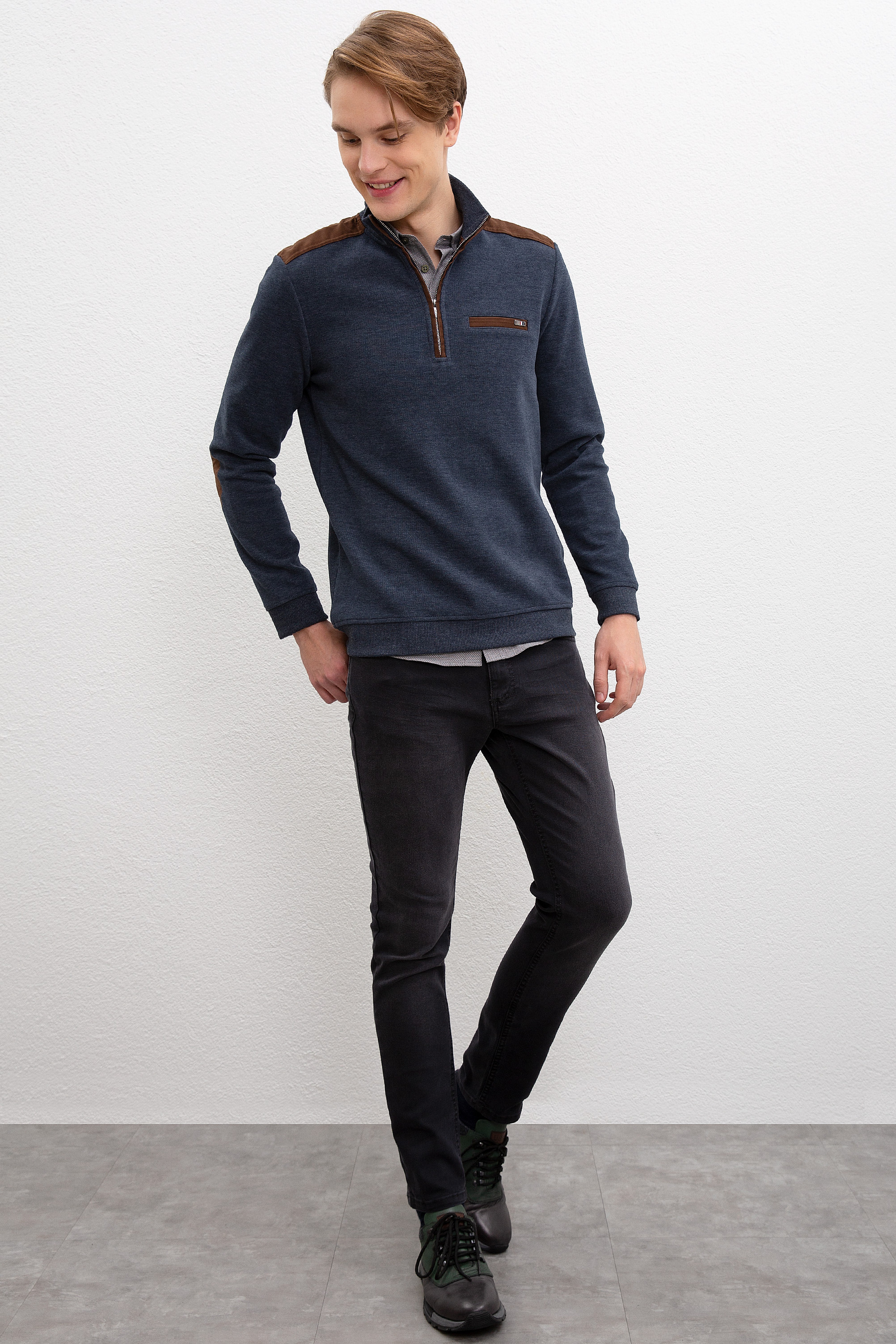 Erkek Lacivert Dik Yaka Sweatshirt - Image 4
