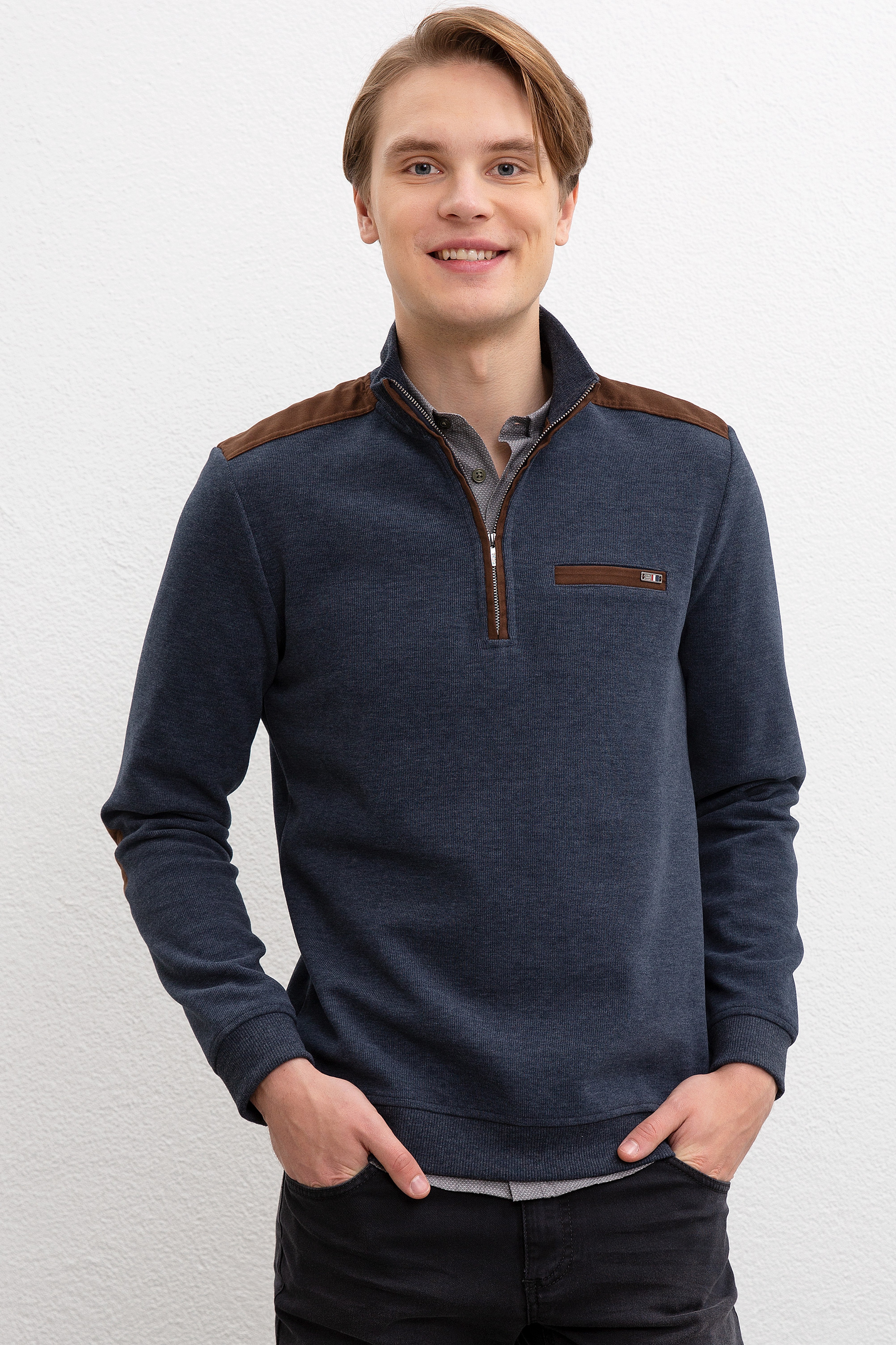 Erkek Lacivert Dik Yaka Sweatshirt - Image 1