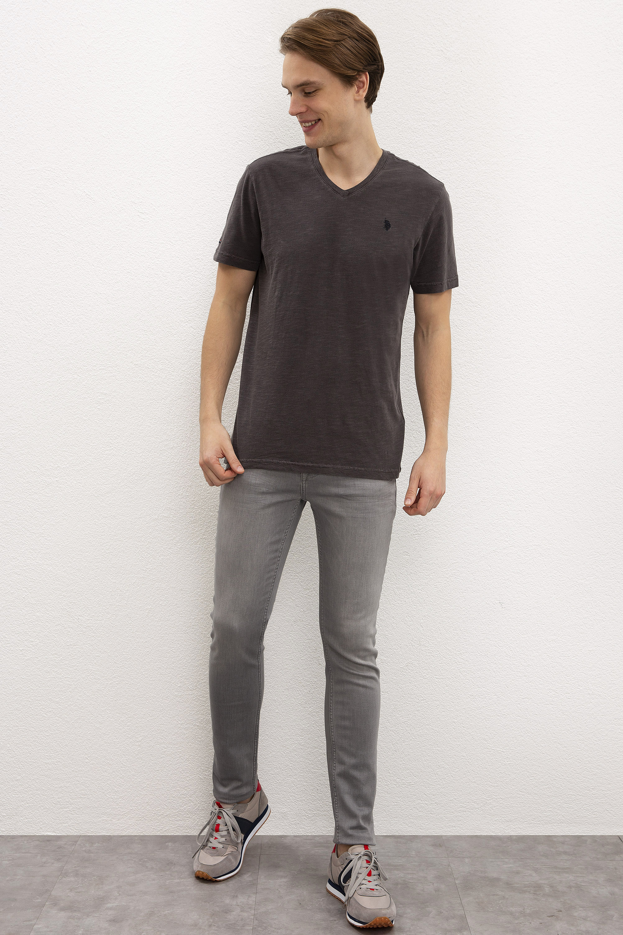 Erkek Antrasit V-Yaka T-Shirt Basic - Image 4