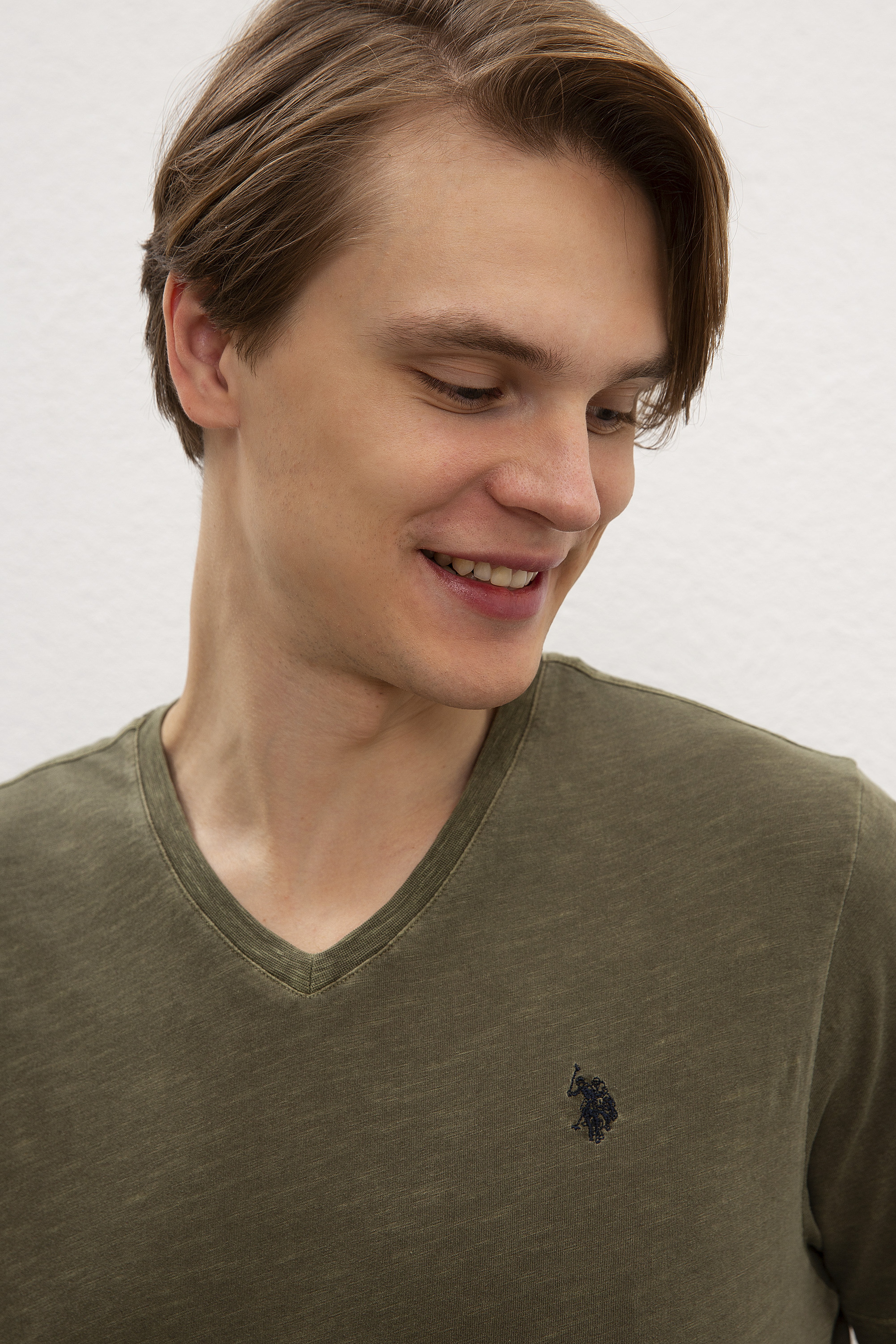 Erkek Koyu Haki V-Yaka T-Shirt Basic - Image 2