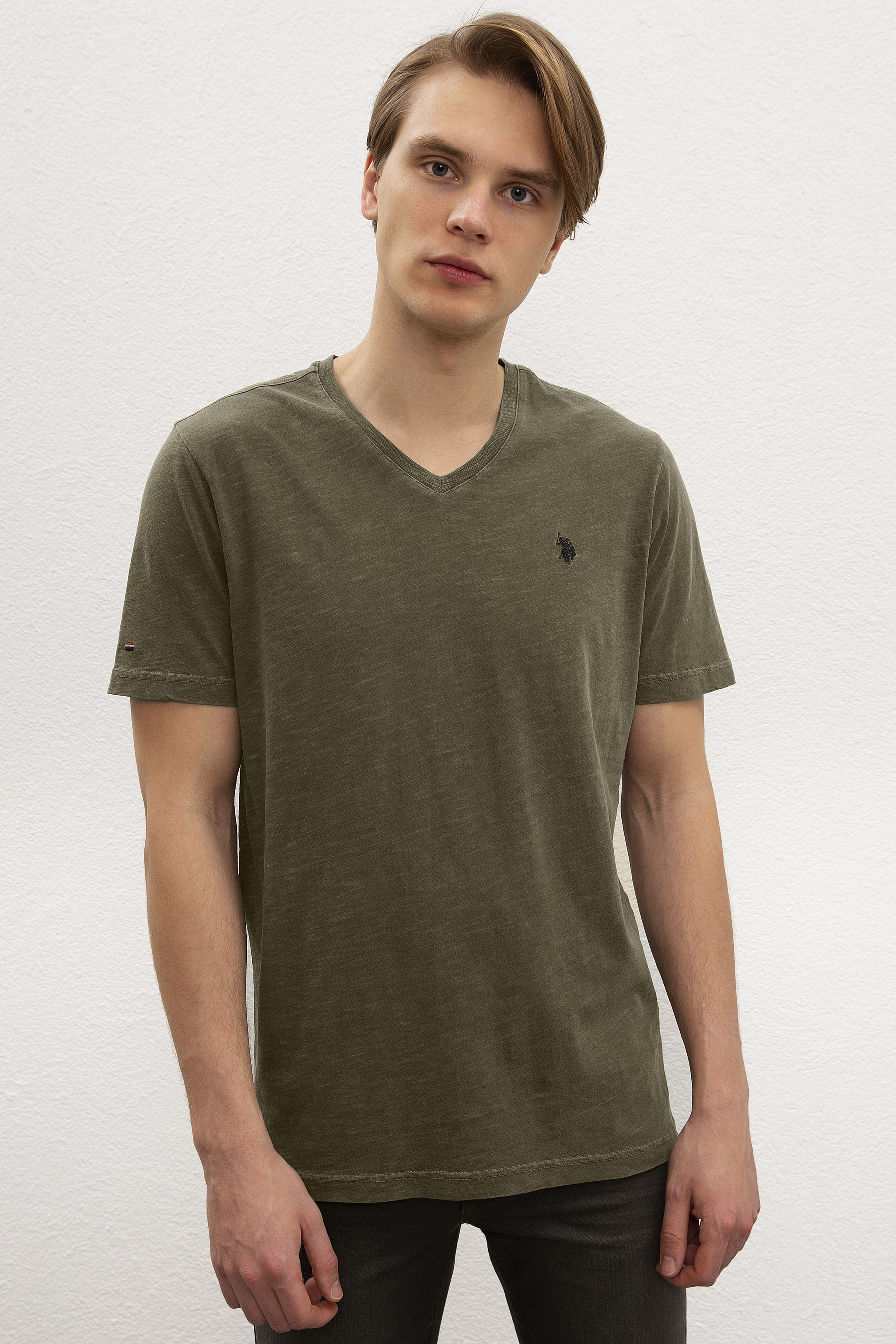 Erkek Koyu Haki V-Yaka T-Shirt Basic - Image 1