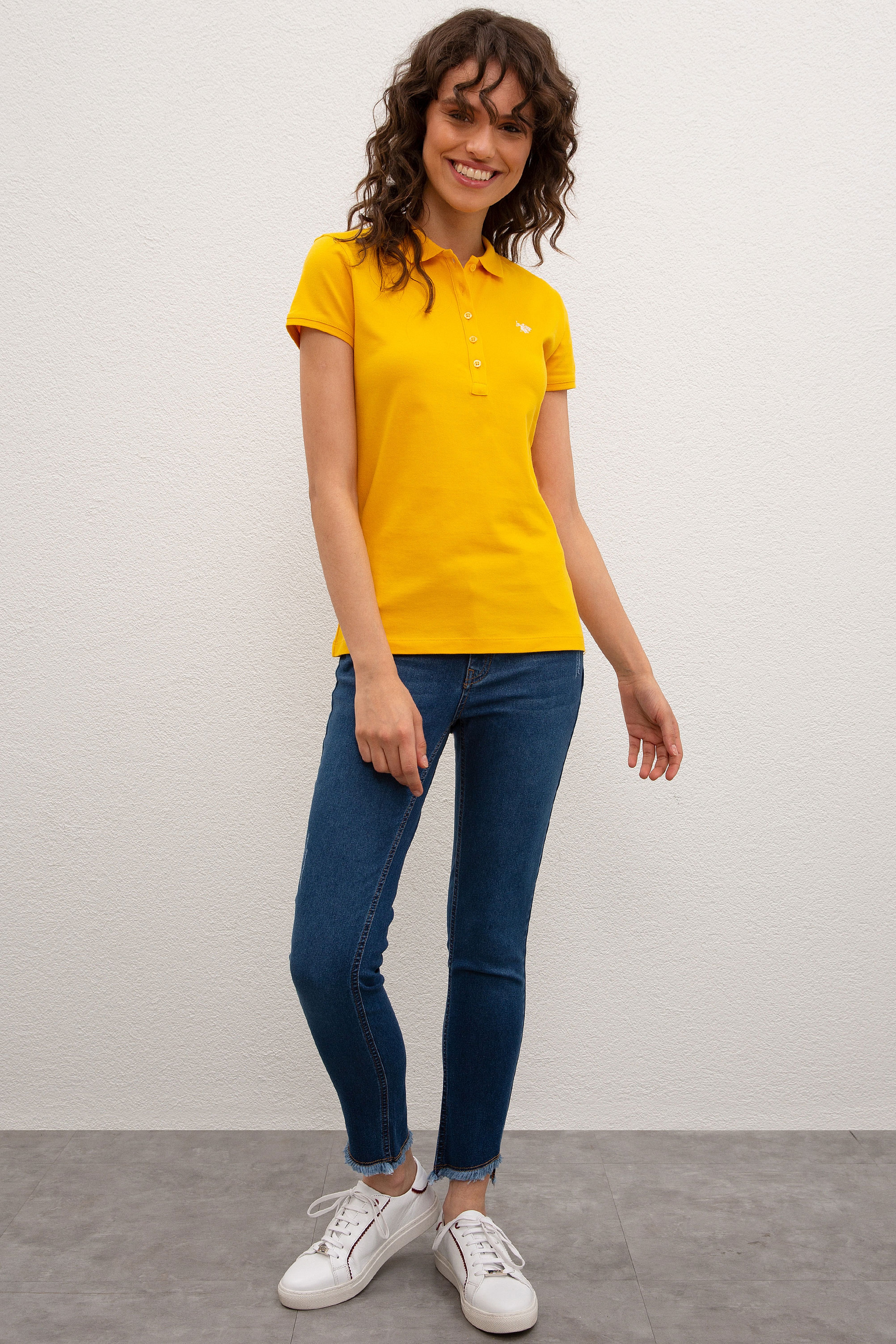 Kadın Sarı Basic Polo Yaka Tişört - Image 5