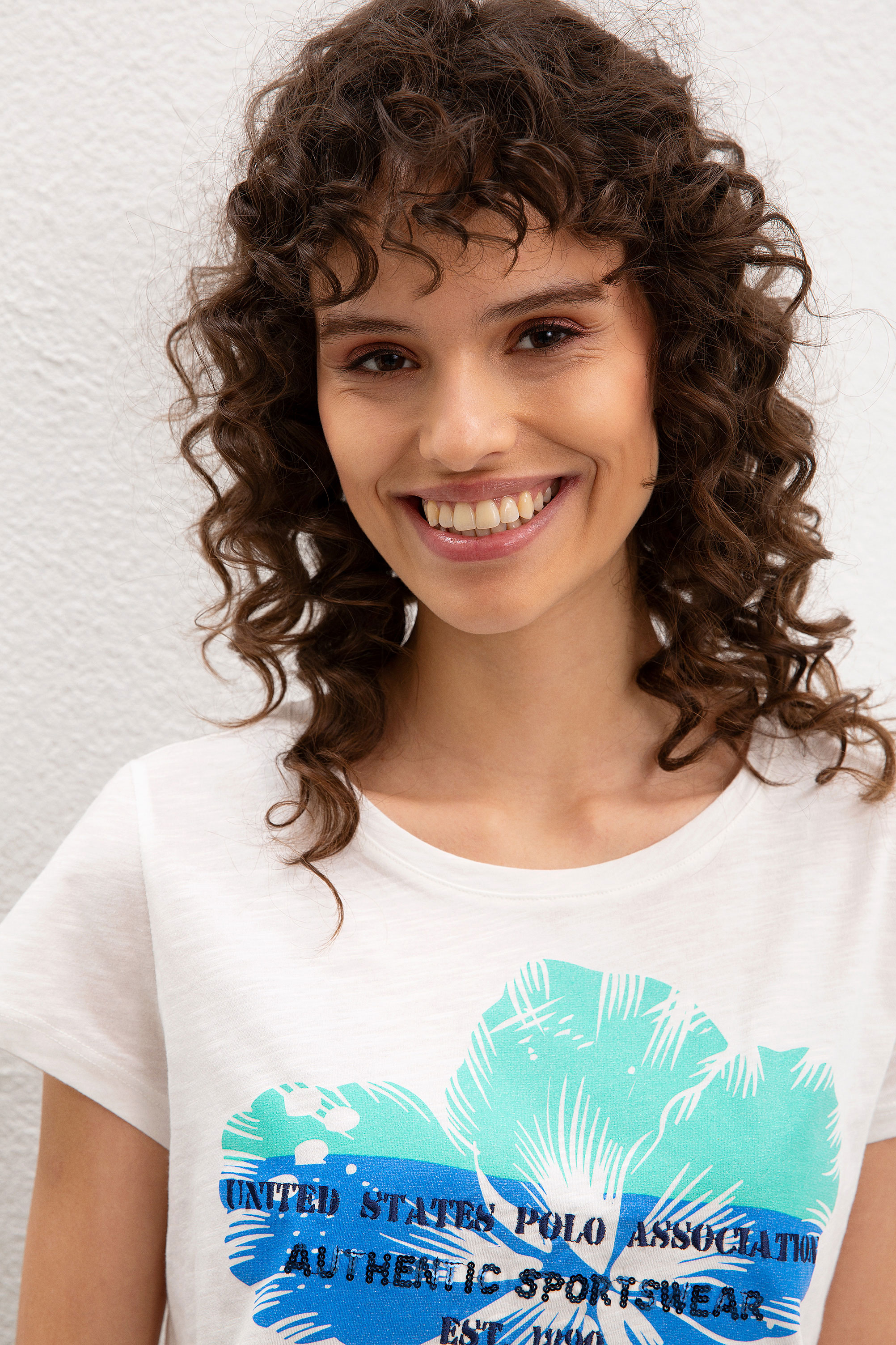 Kadın Beyaz Bisiklet Yaka T-Shirt - Image 2