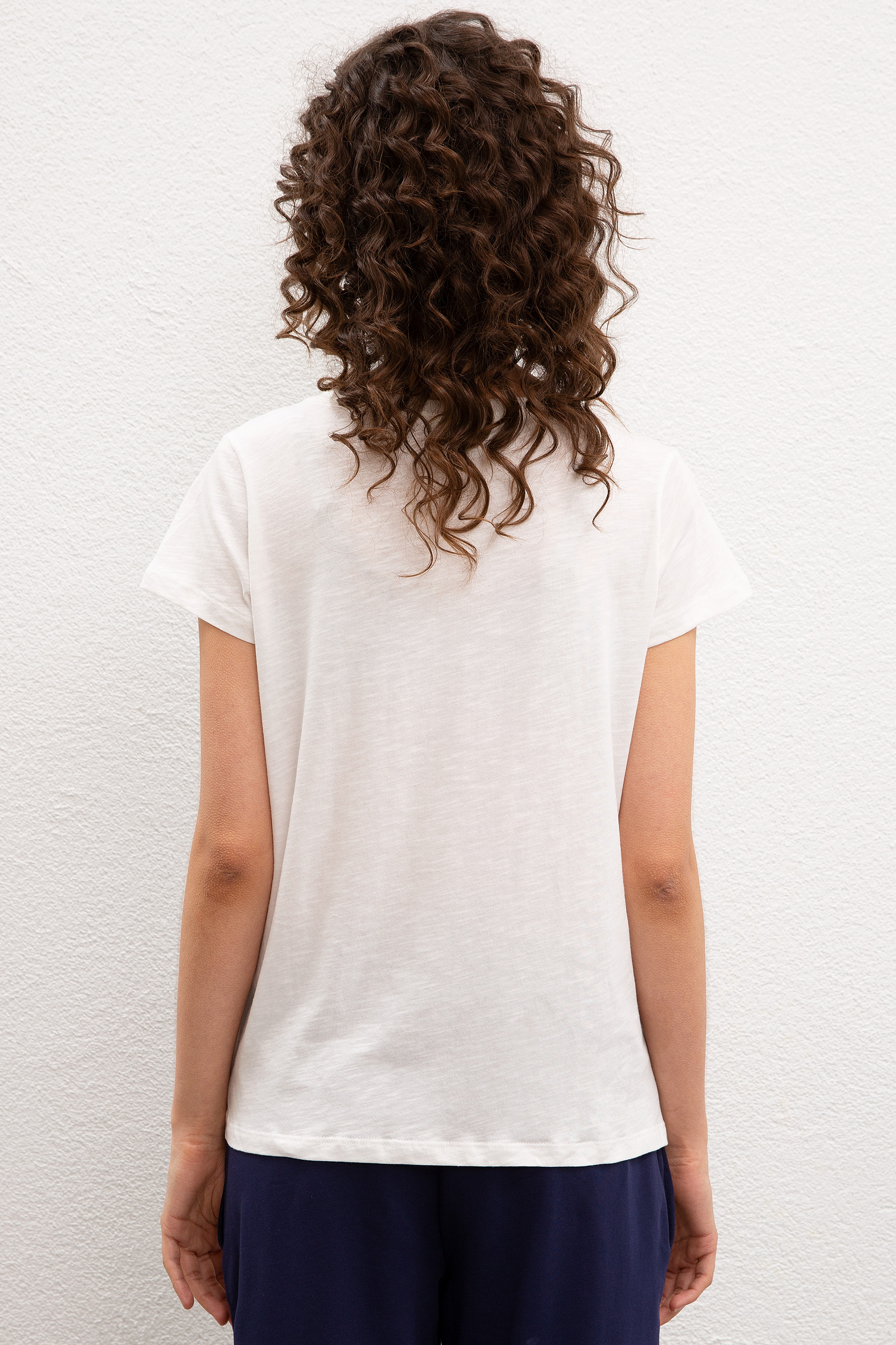 Kadın Beyaz Bisiklet Yaka T-Shirt - Image 3