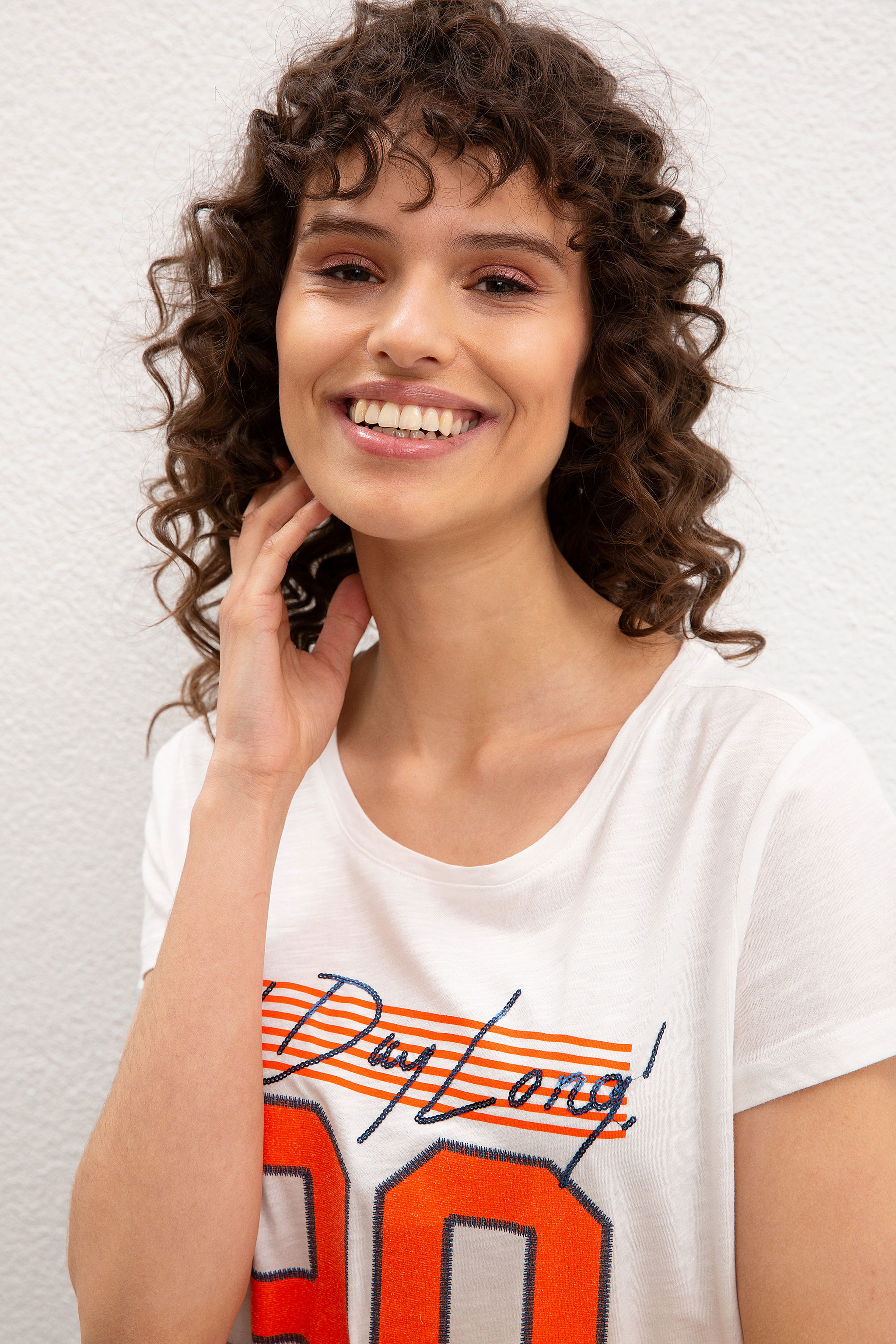 Kadın Beyaz Bisiklet Yaka T-Shirt - Image 2