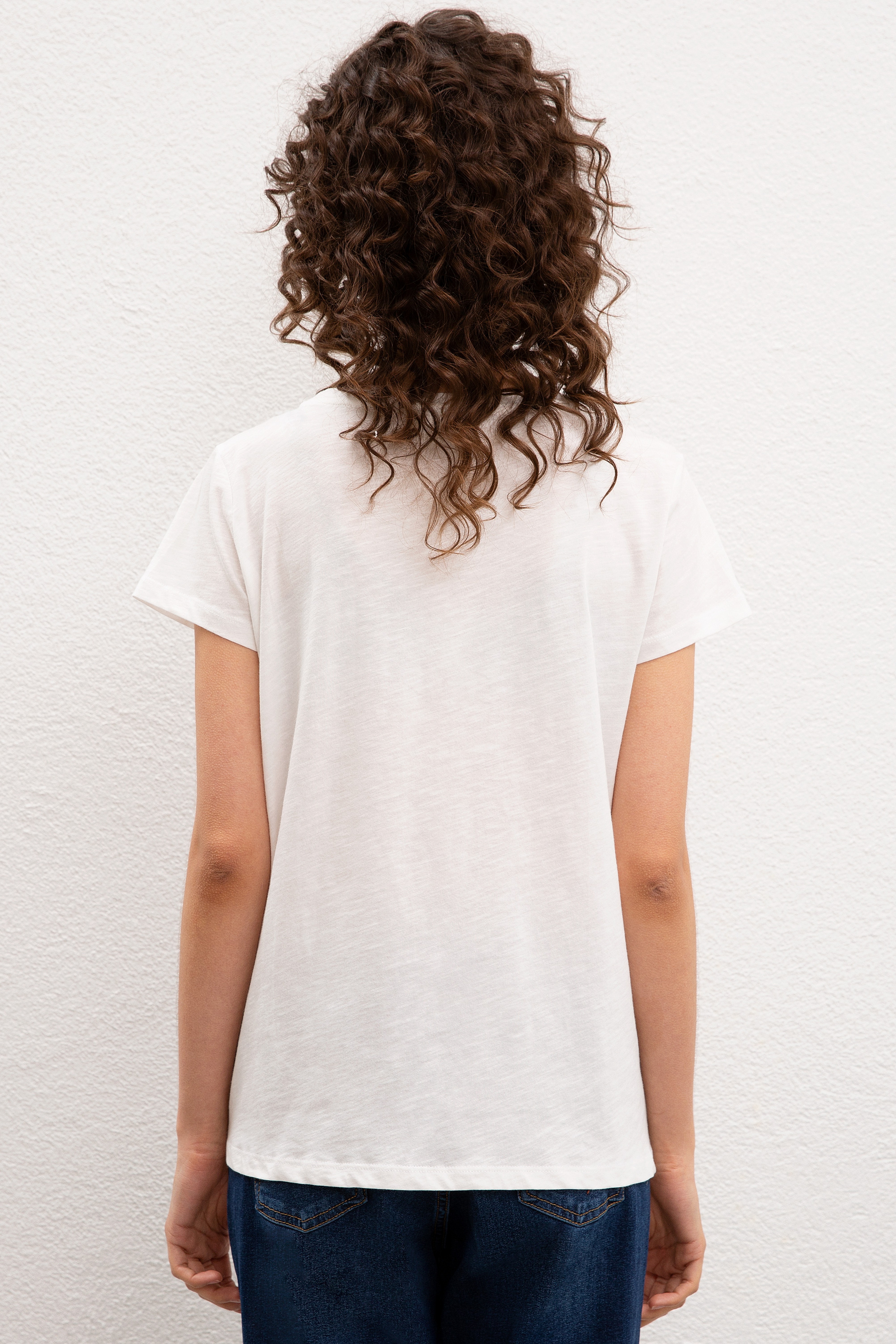 Kadın Beyaz Bisiklet Yaka T-Shirt - Image 3
