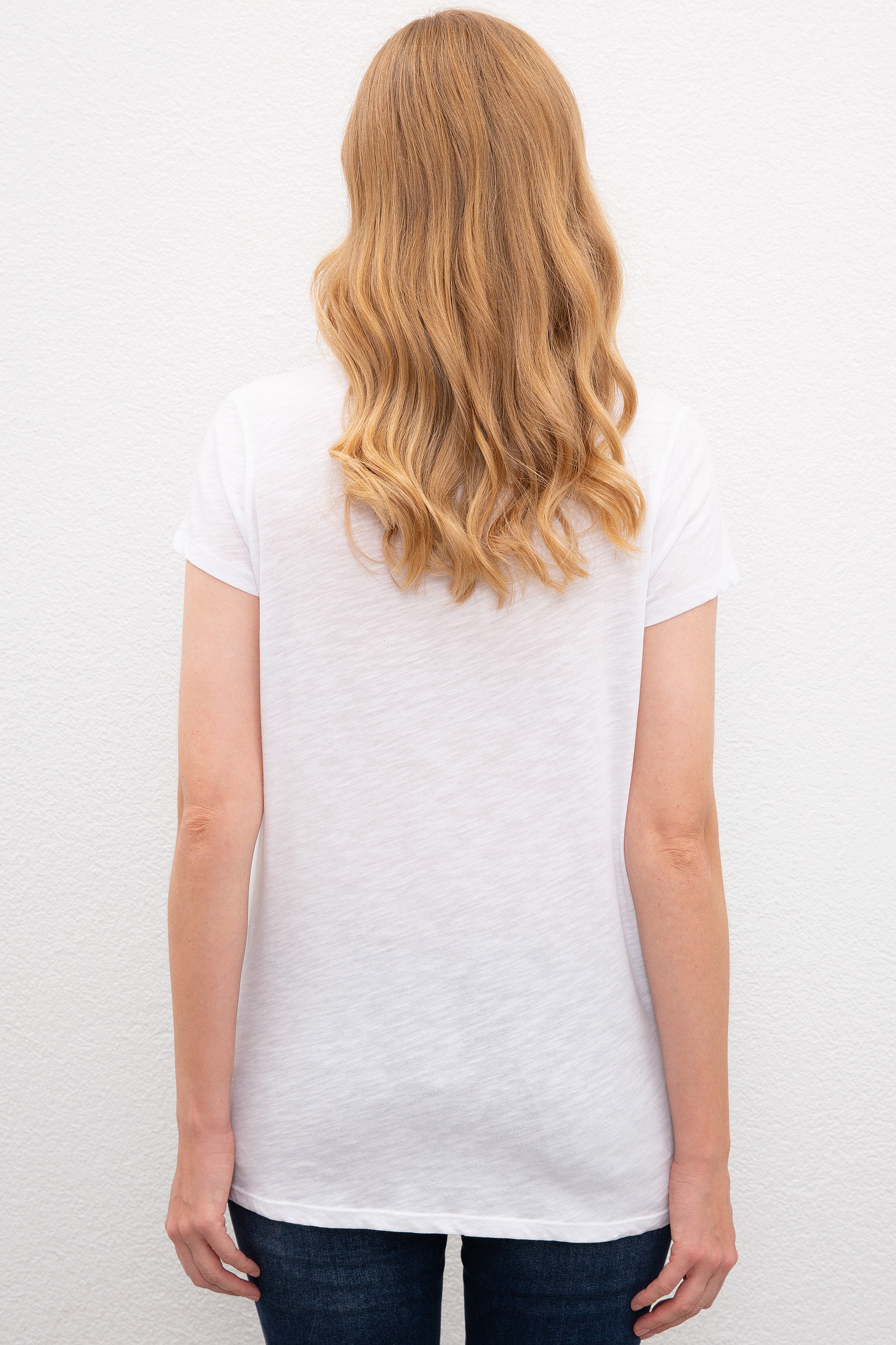 Kadın Beyaz Bisiklet Yaka T-Shirt - Image 3