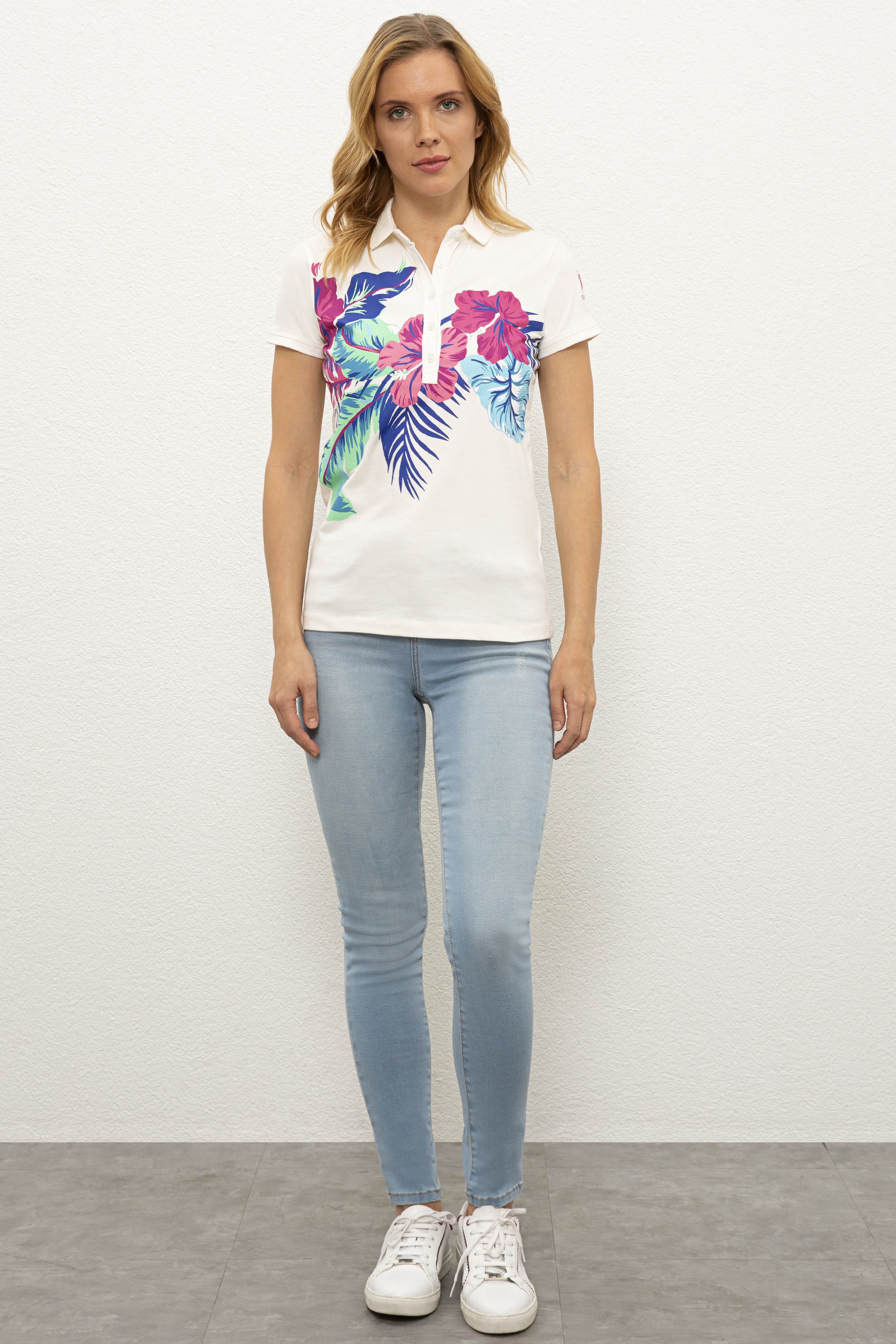 Kadın Beyaz Polo Yaka T-Shirt - Image 4