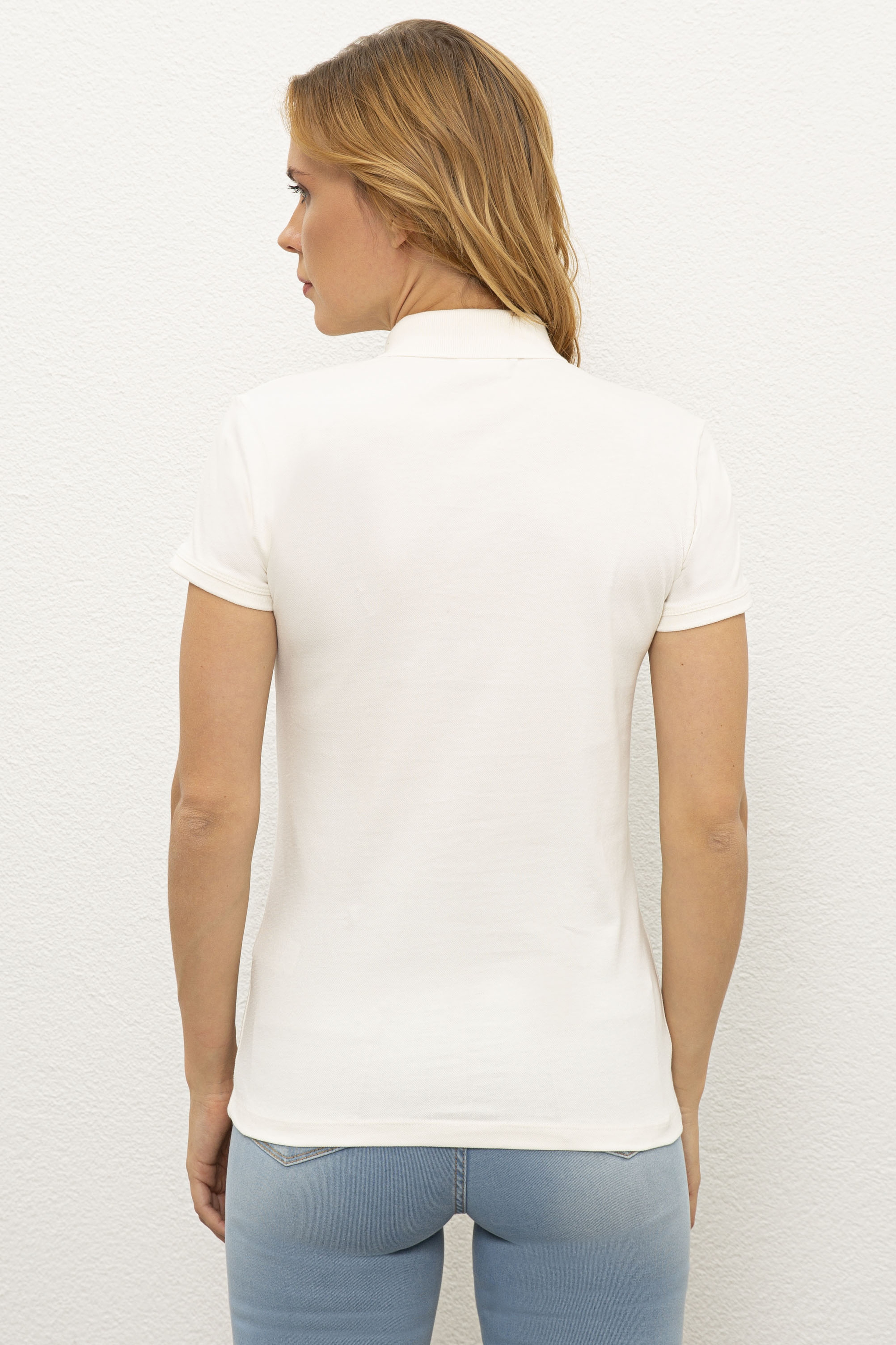 Kadın Beyaz Polo Yaka T-Shirt - Image 3