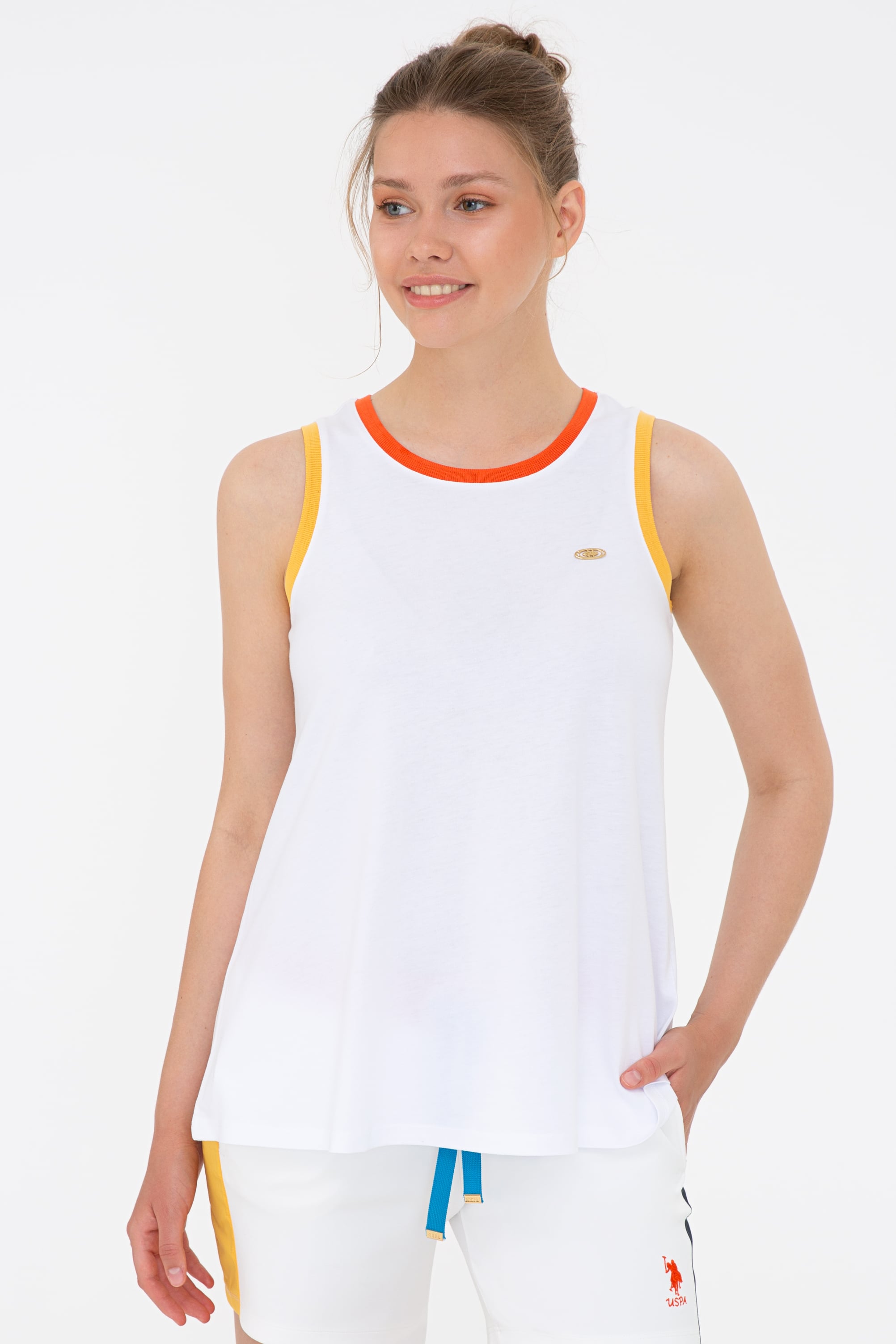 Kadın Beyaz Bisiklet Yaka T-Shirt - Image 1