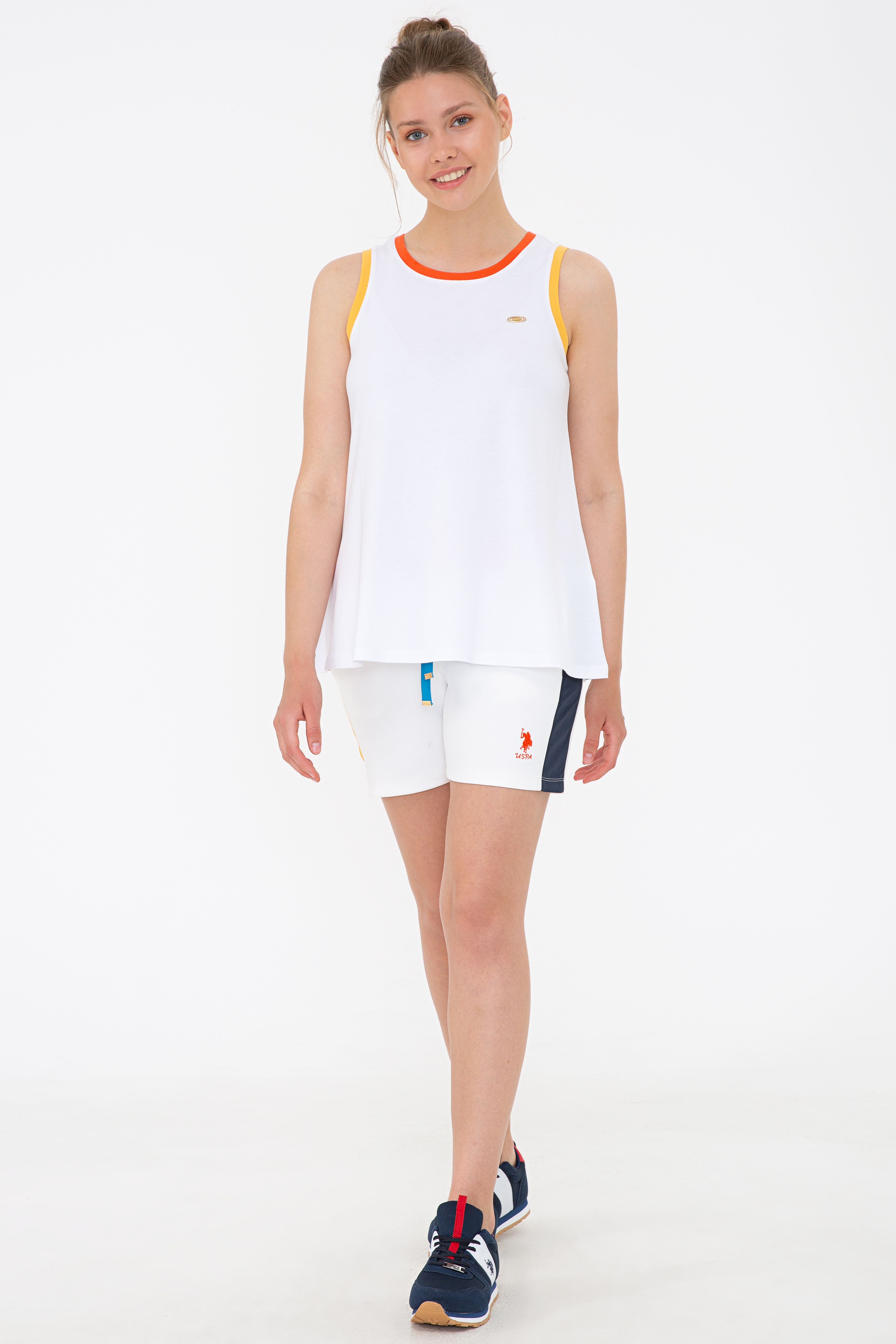 Kadın Beyaz Bisiklet Yaka T-Shirt - Image 5