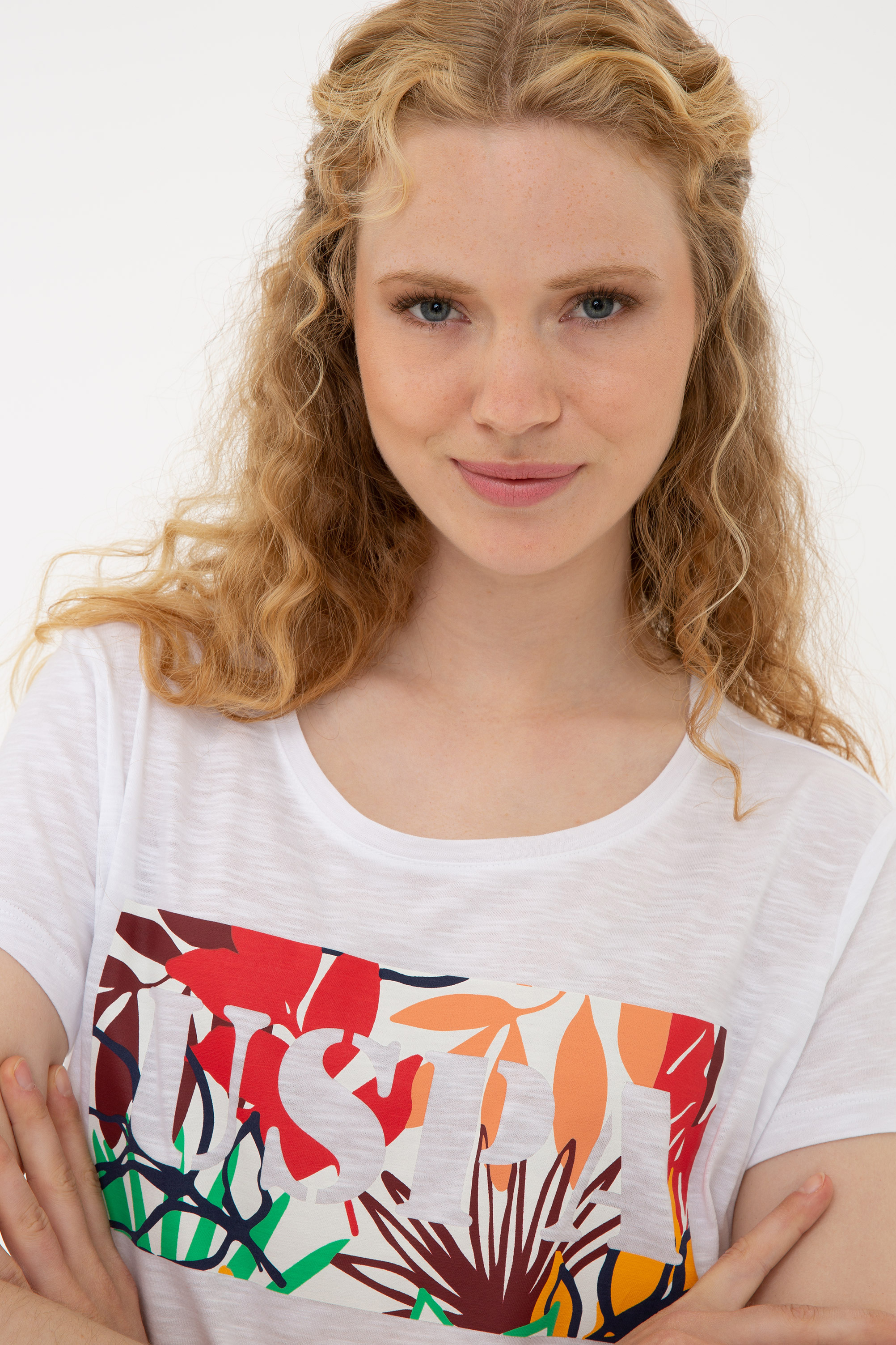 Kadın Beyaz Bisiklet Yaka T-Shirt - Image 2