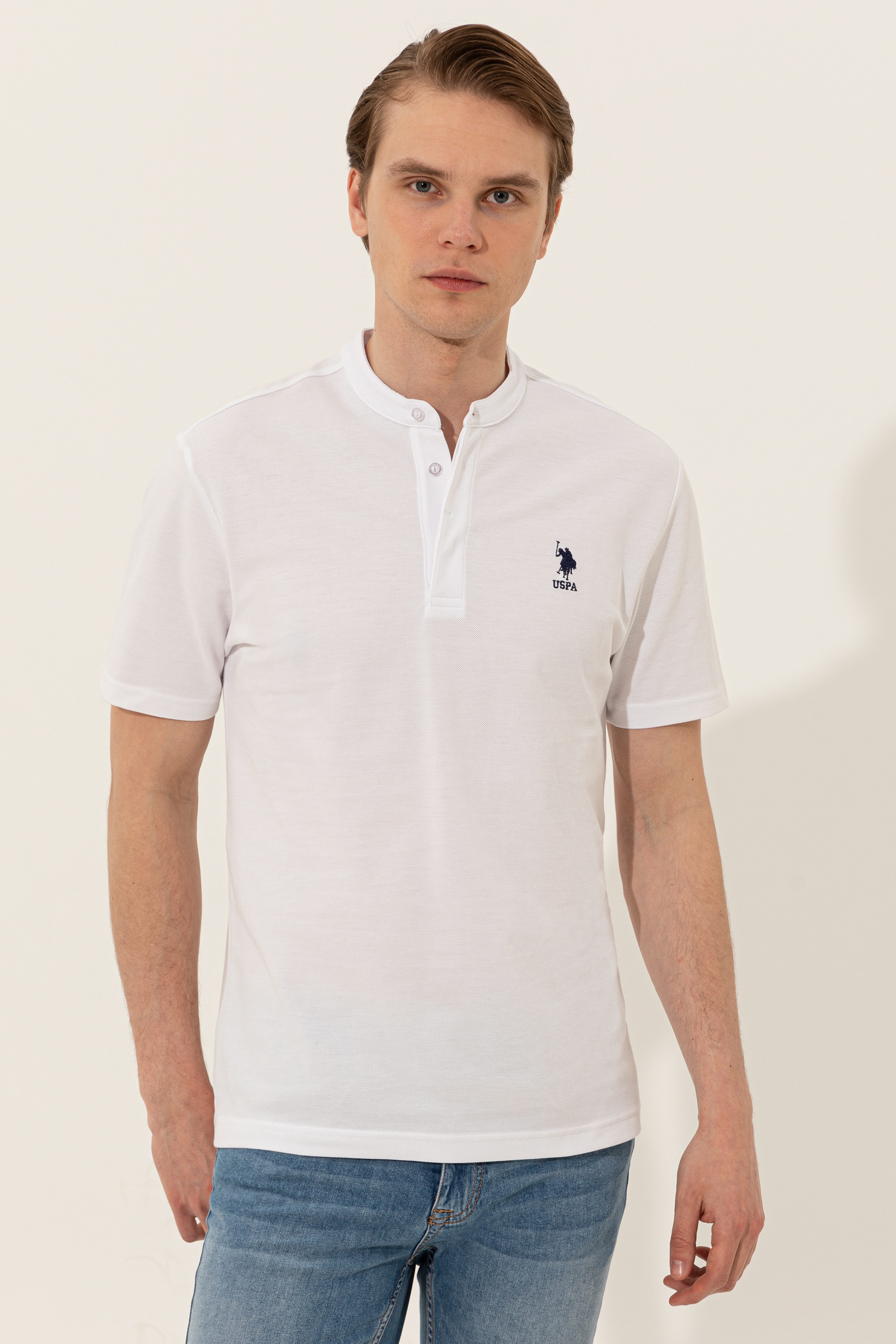 Erkek Beyaz Hakim Yaka T-Shirt - Image 1