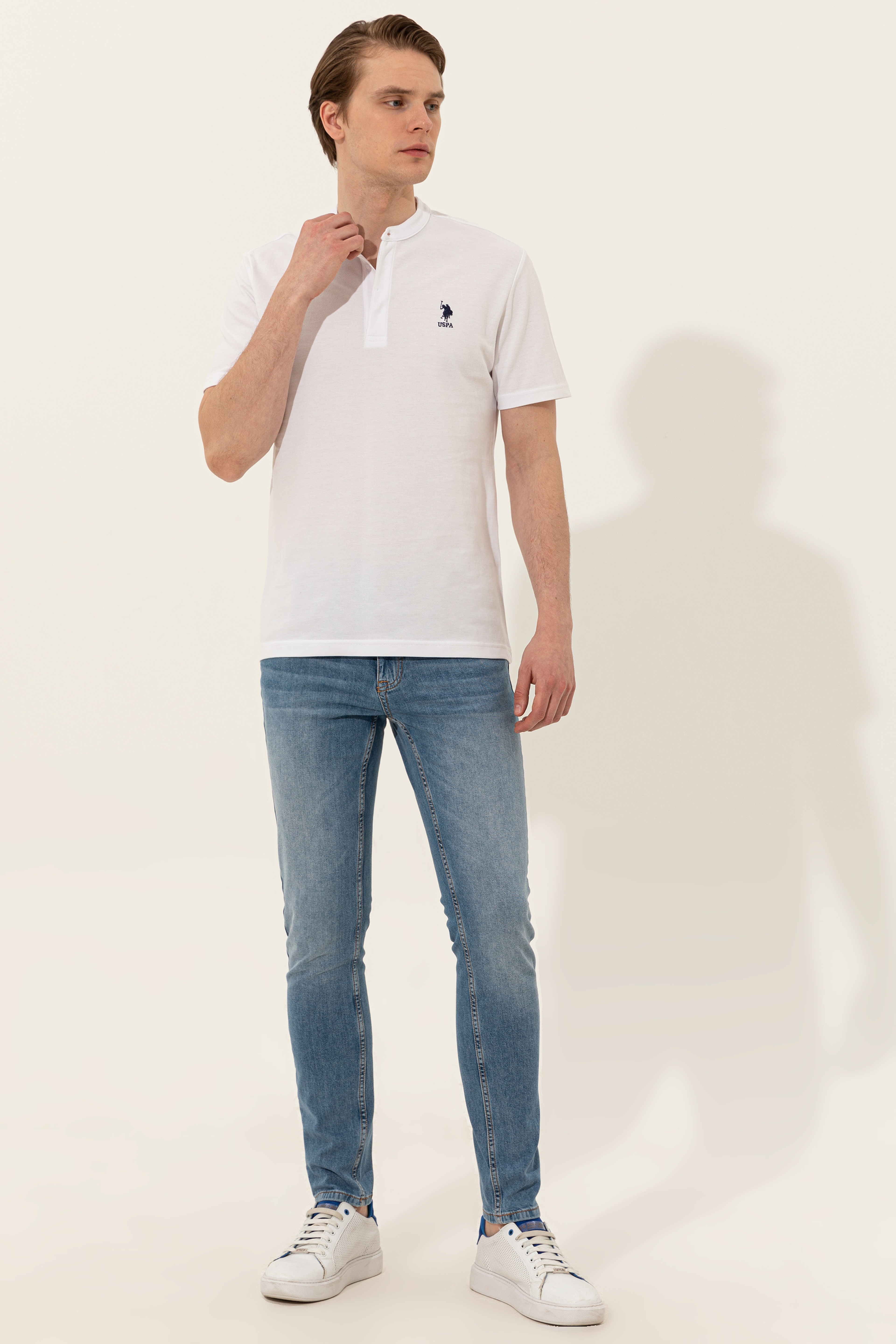 Erkek Beyaz Hakim Yaka T-Shirt - Image 4