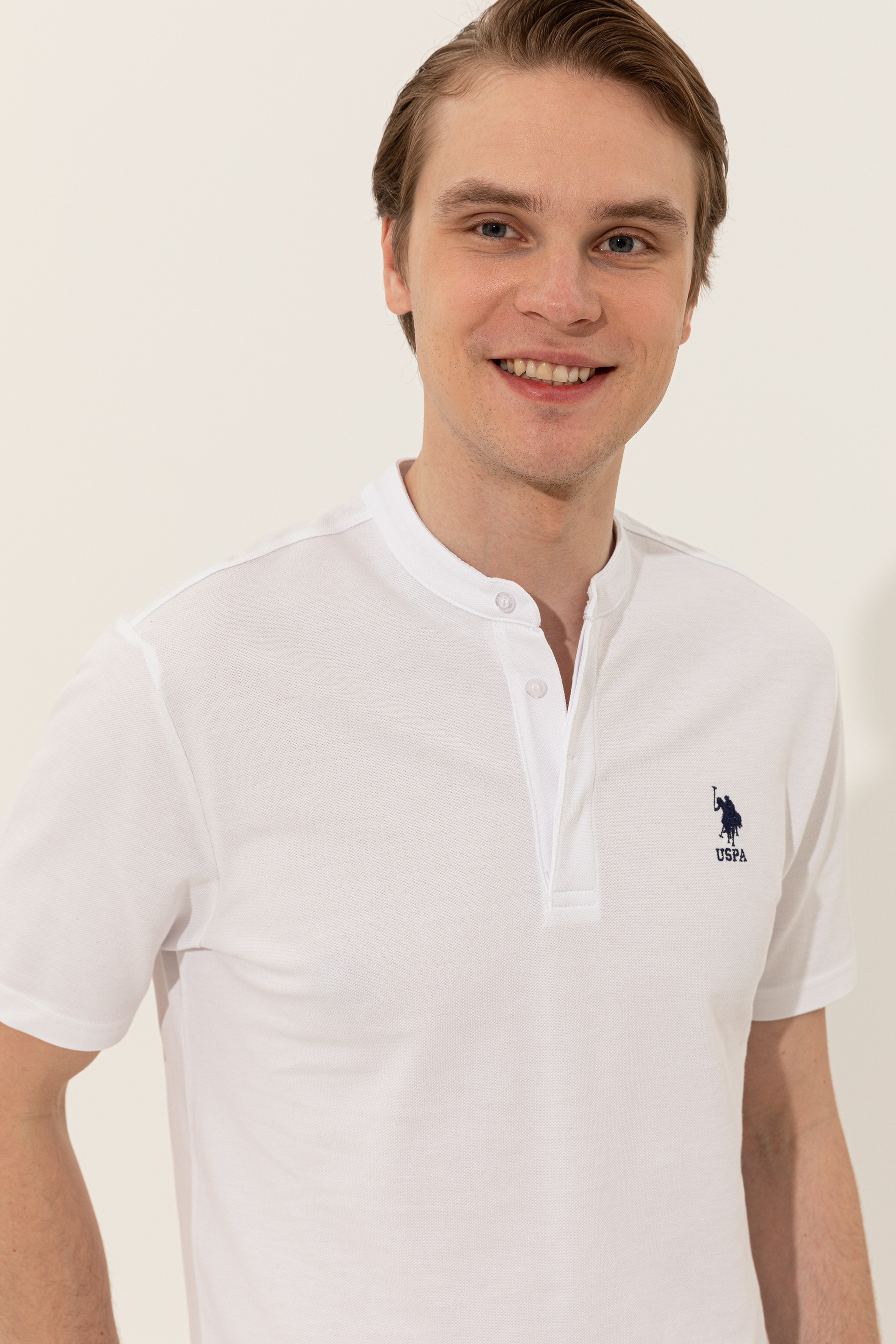 Erkek Beyaz Hakim Yaka T-Shirt - Image 2