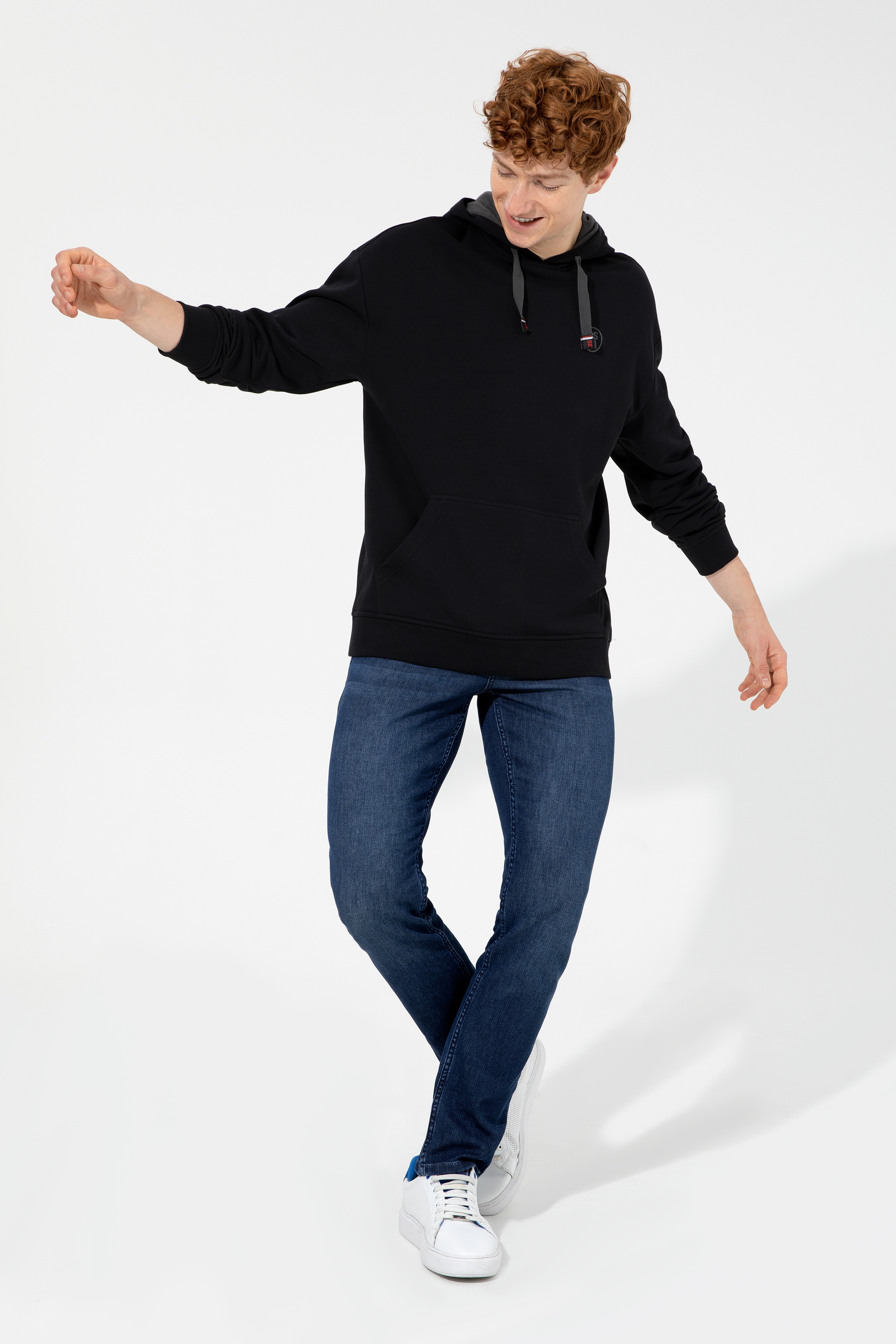 Erkek Siyah Kapüşonlu Sweatshirt - Image 2