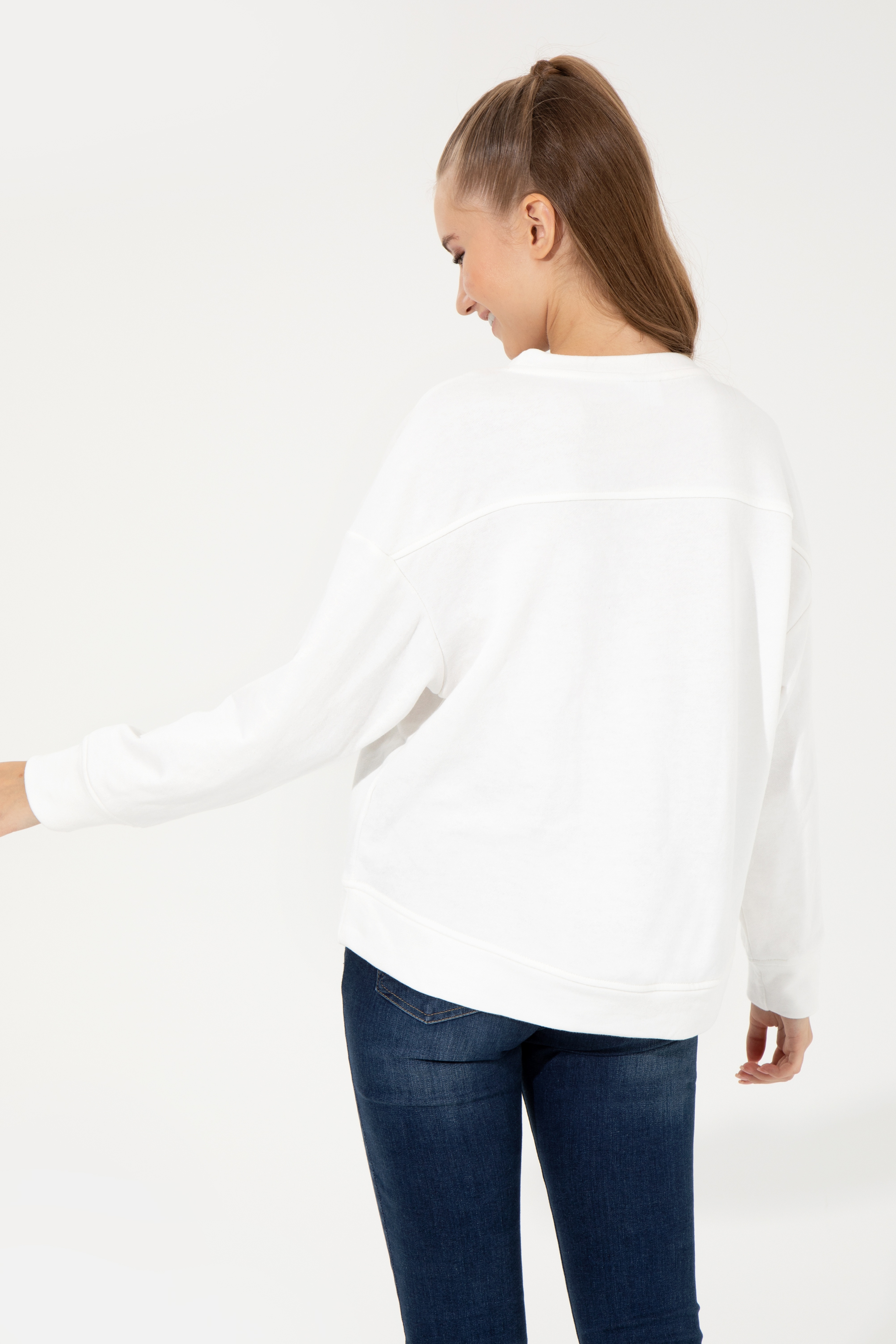 Kadın Ekru Bisiklet Yaka Basic Sweatshirt - Image 5