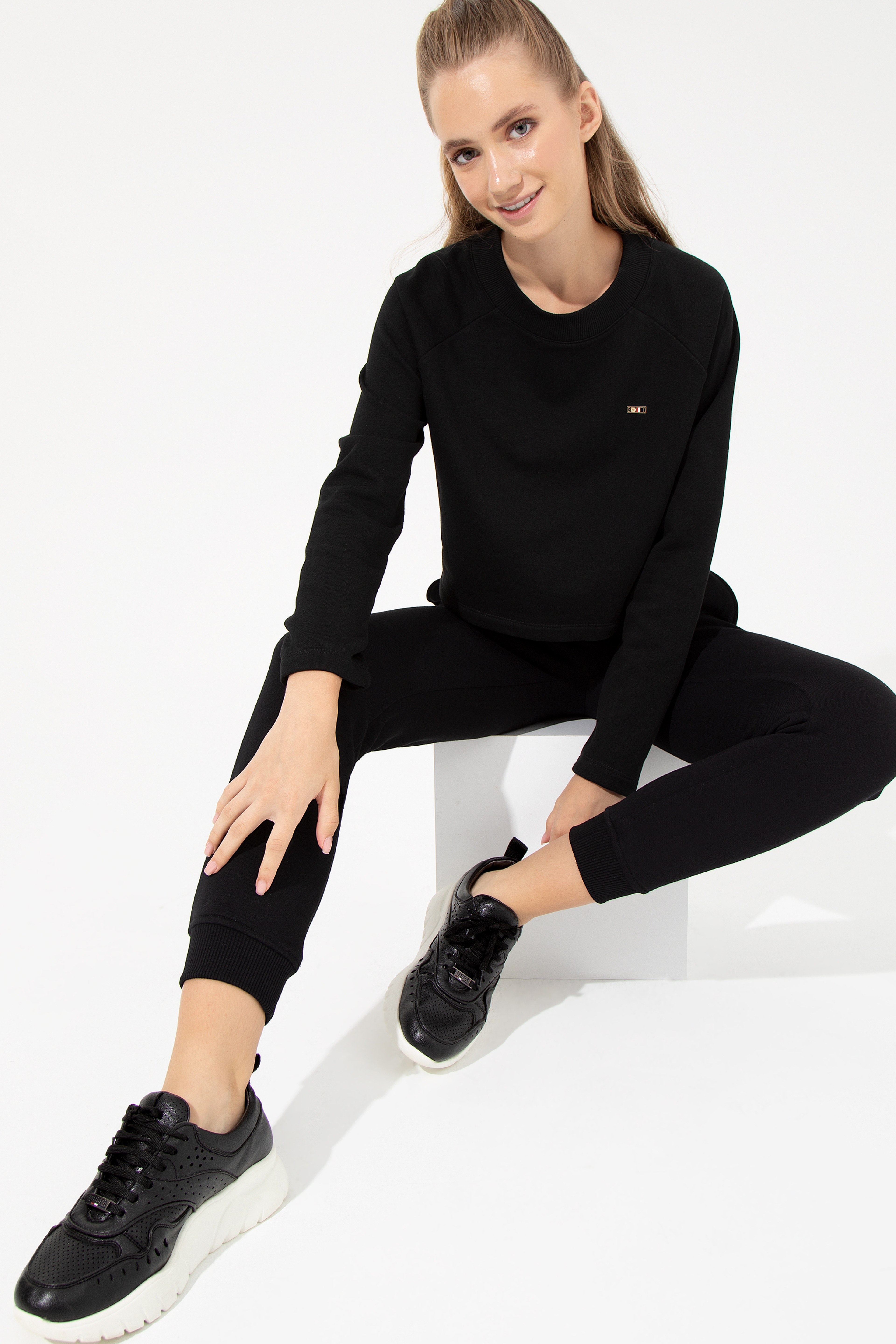 Kadın Siyah Bisiklet Yaka Sweatshirt - Image 2