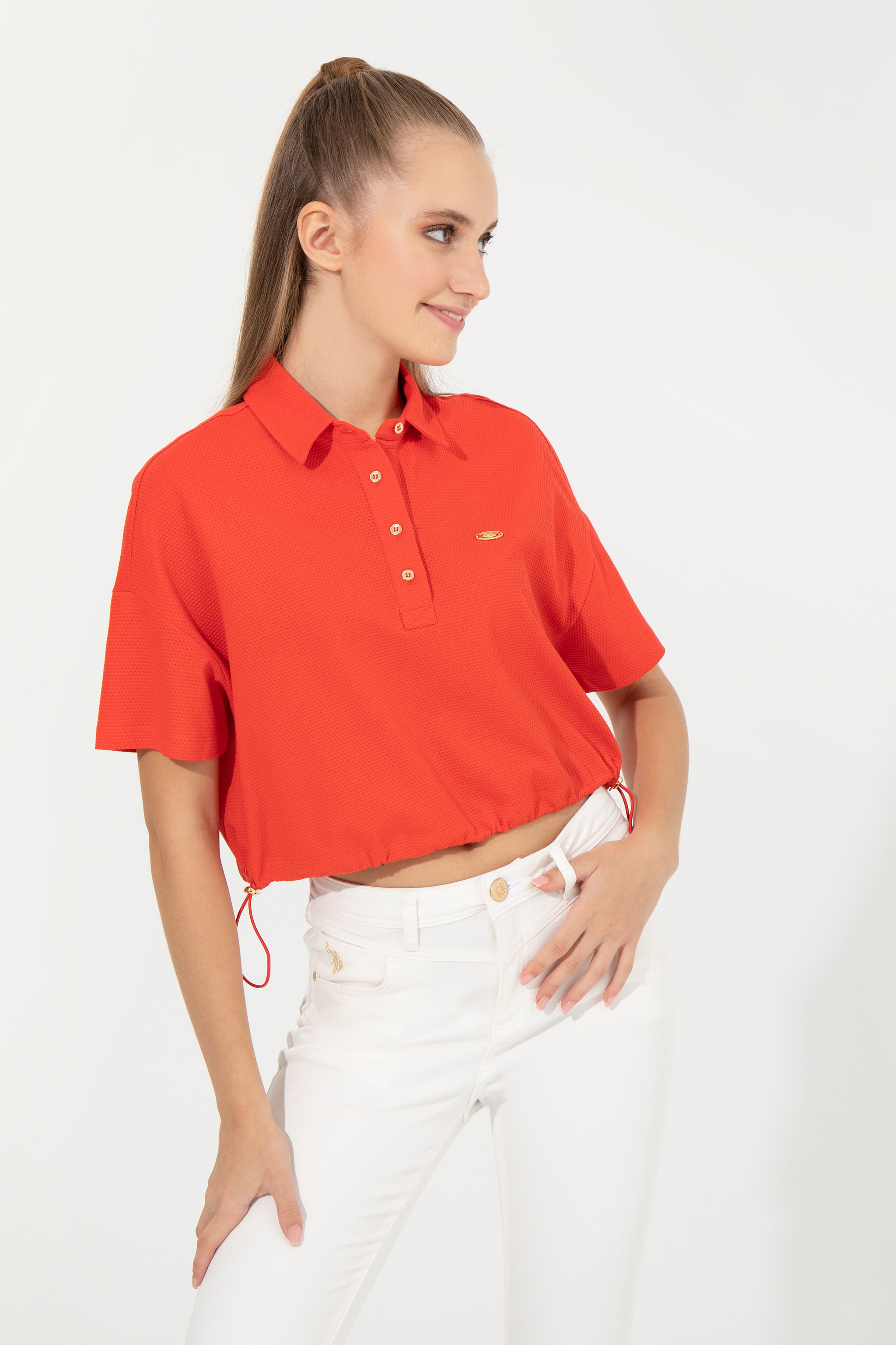 Kadın Kırmızı Polo Yaka Crop Tişört - Image 3