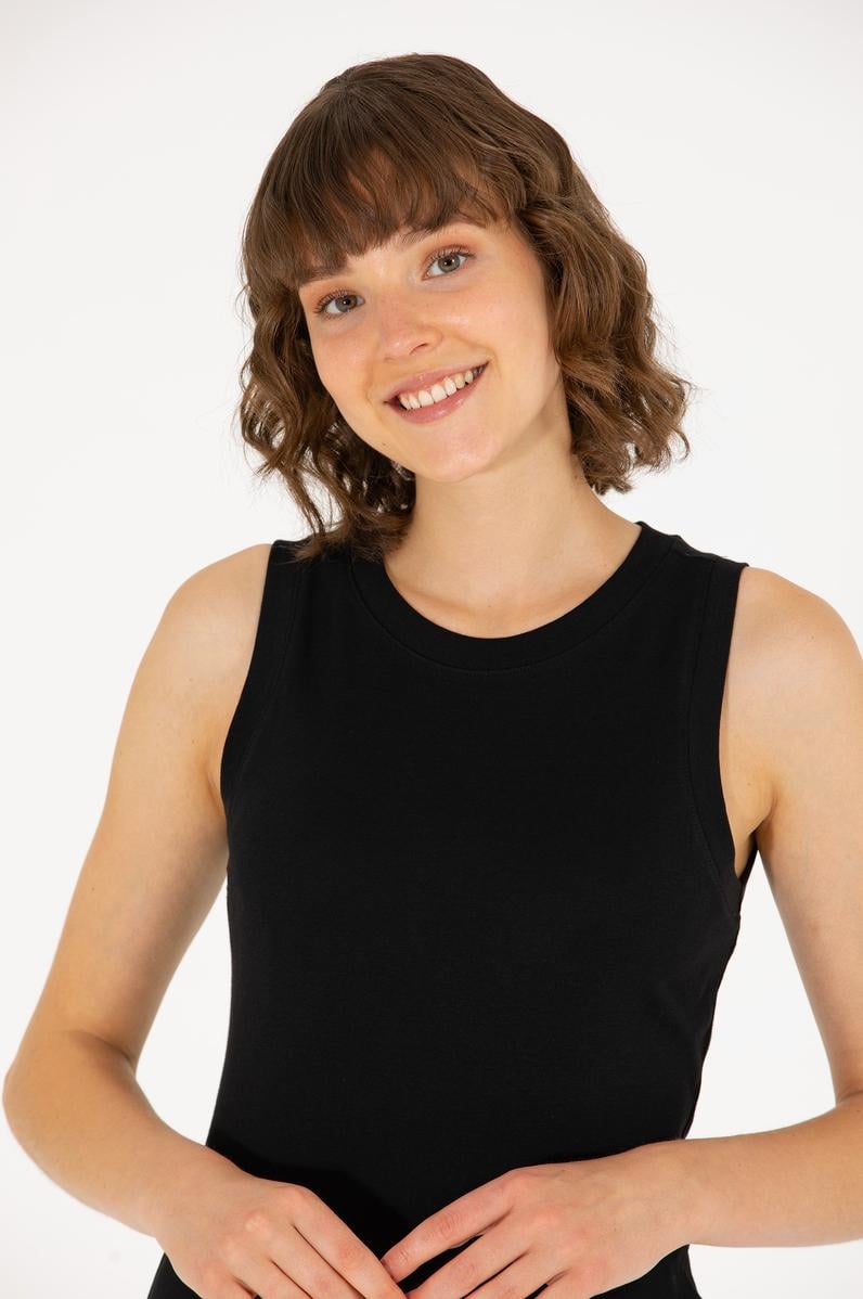 Kadın Siyah Bisiklet Yaka Kolsuz Basic Tişört