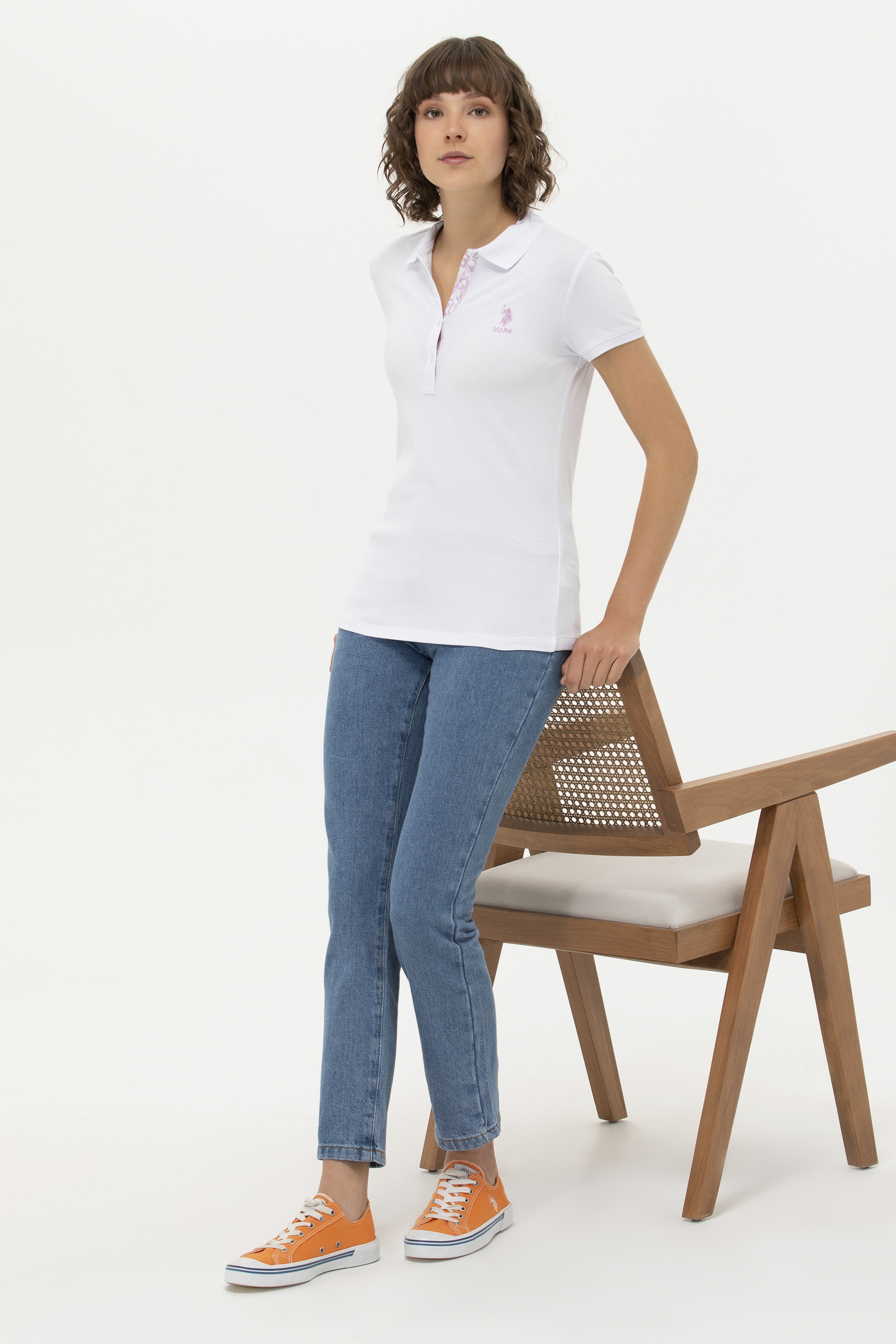 Kadın Beyaz Basic Polo Yaka Tişört - Image 2