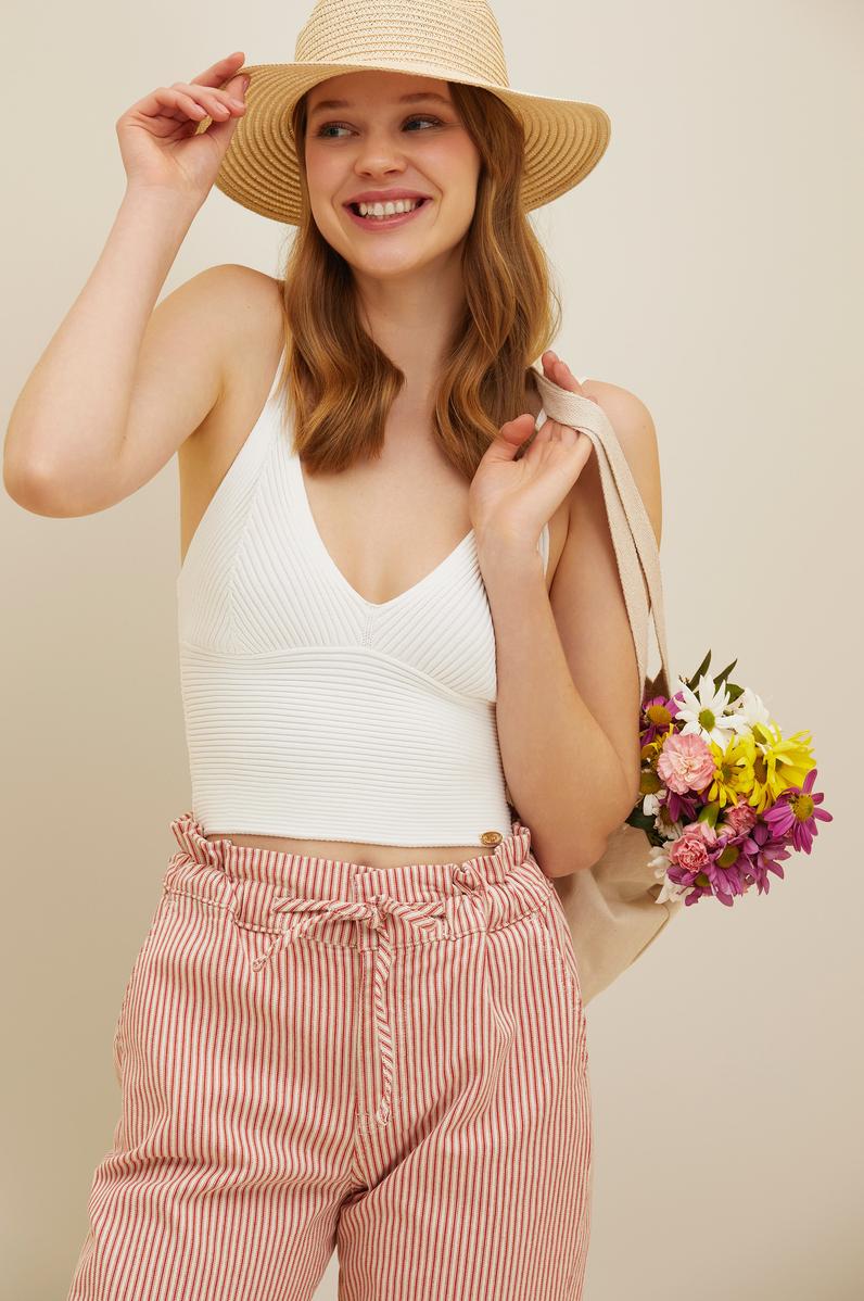 Kadın Ekru V Yaka Kazak