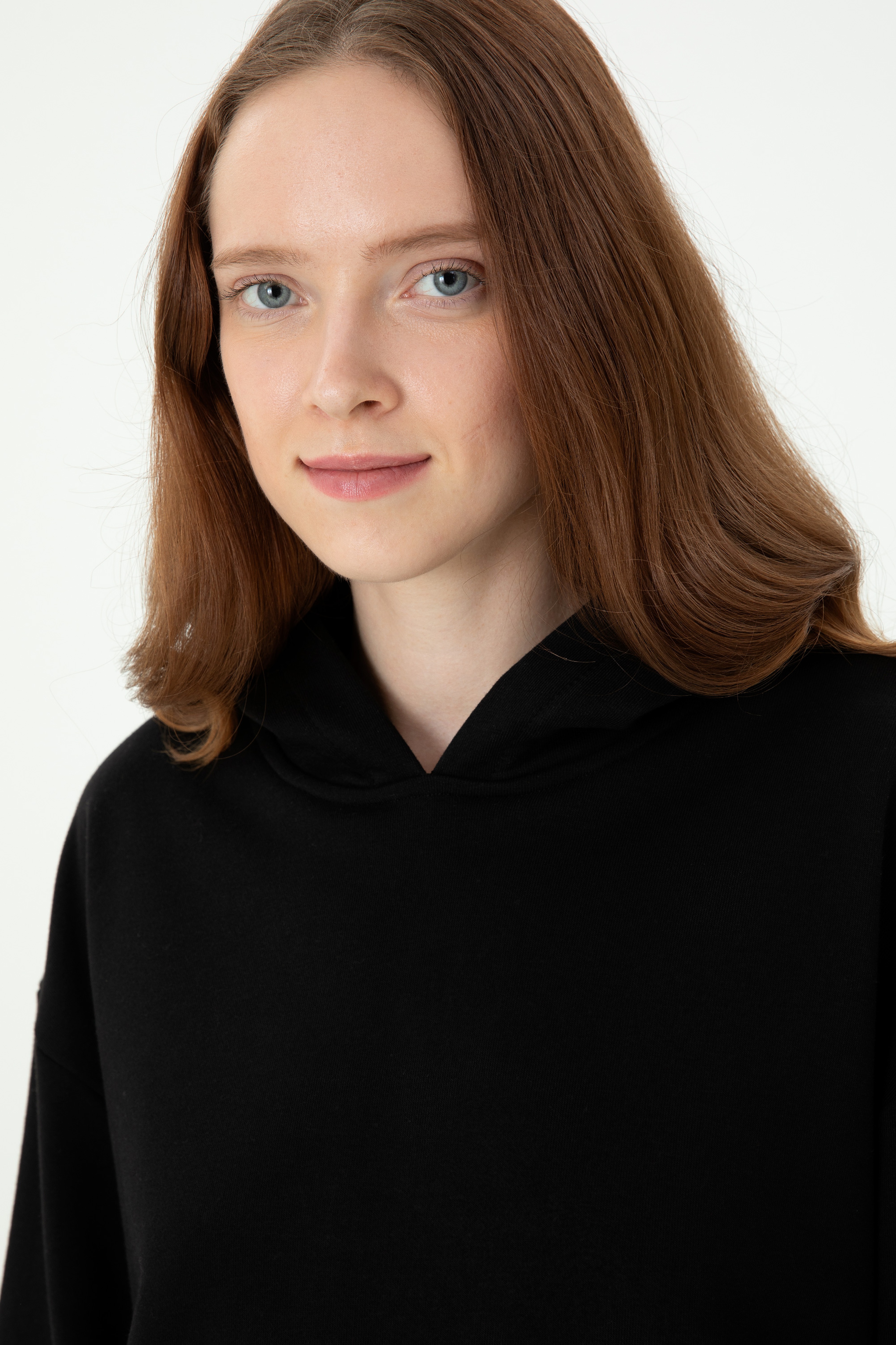 Kadın Siyah Kapüşonlu Sweatshirt - Image 2