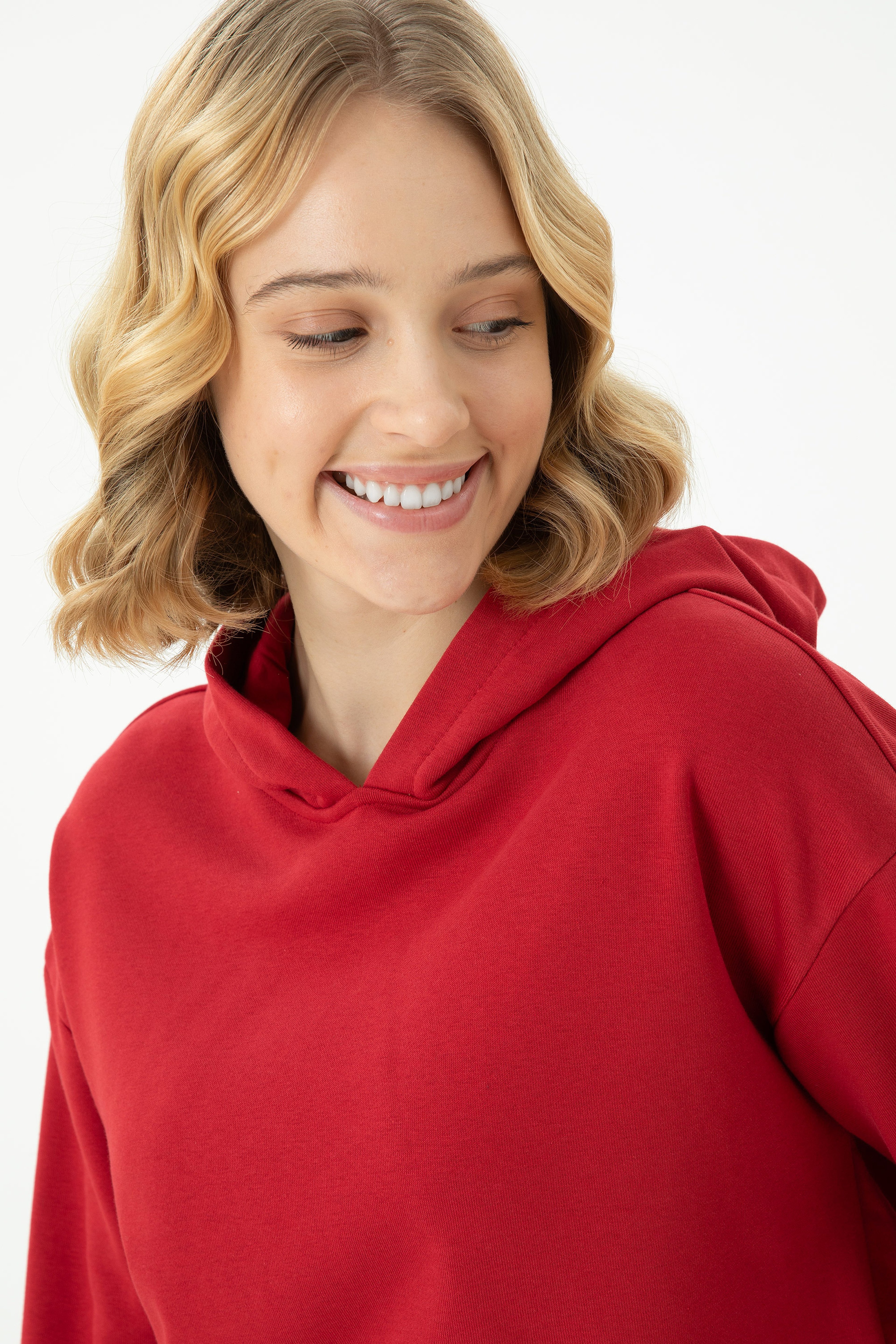 Kadın Kırmızı Kapüşonlu Sweatshirt - Image 4