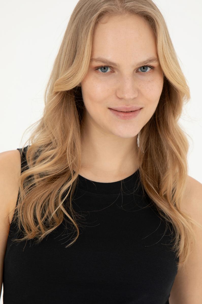 Kadın Siyah Bisiklet Yaka Kolsuz Tişört