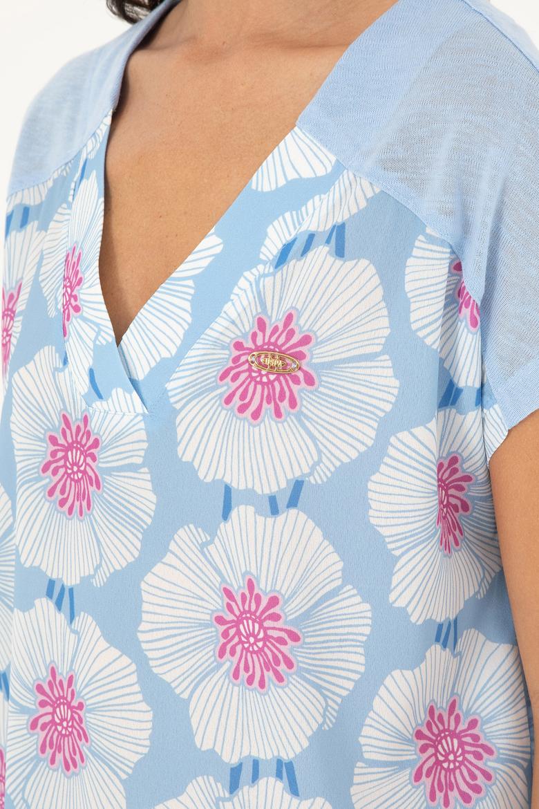 Kadın Açık Mavi Desenli V Yaka Tişört - 50281805009