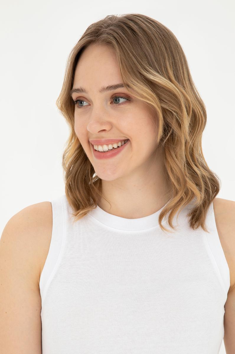 Kadın Beyaz Bisiklet Yaka Kolsuz Tişört