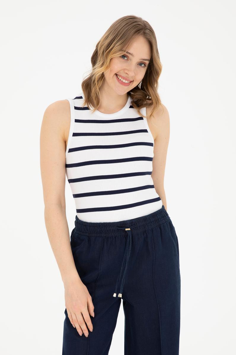 Kadın Beyaz Kolsuz Bisiklet Yaka Tişört