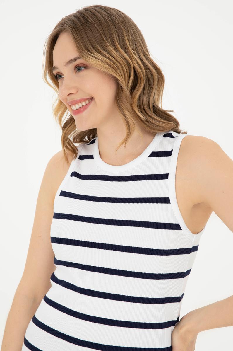 Kadın Beyaz Kolsuz Bisiklet Yaka Tişört