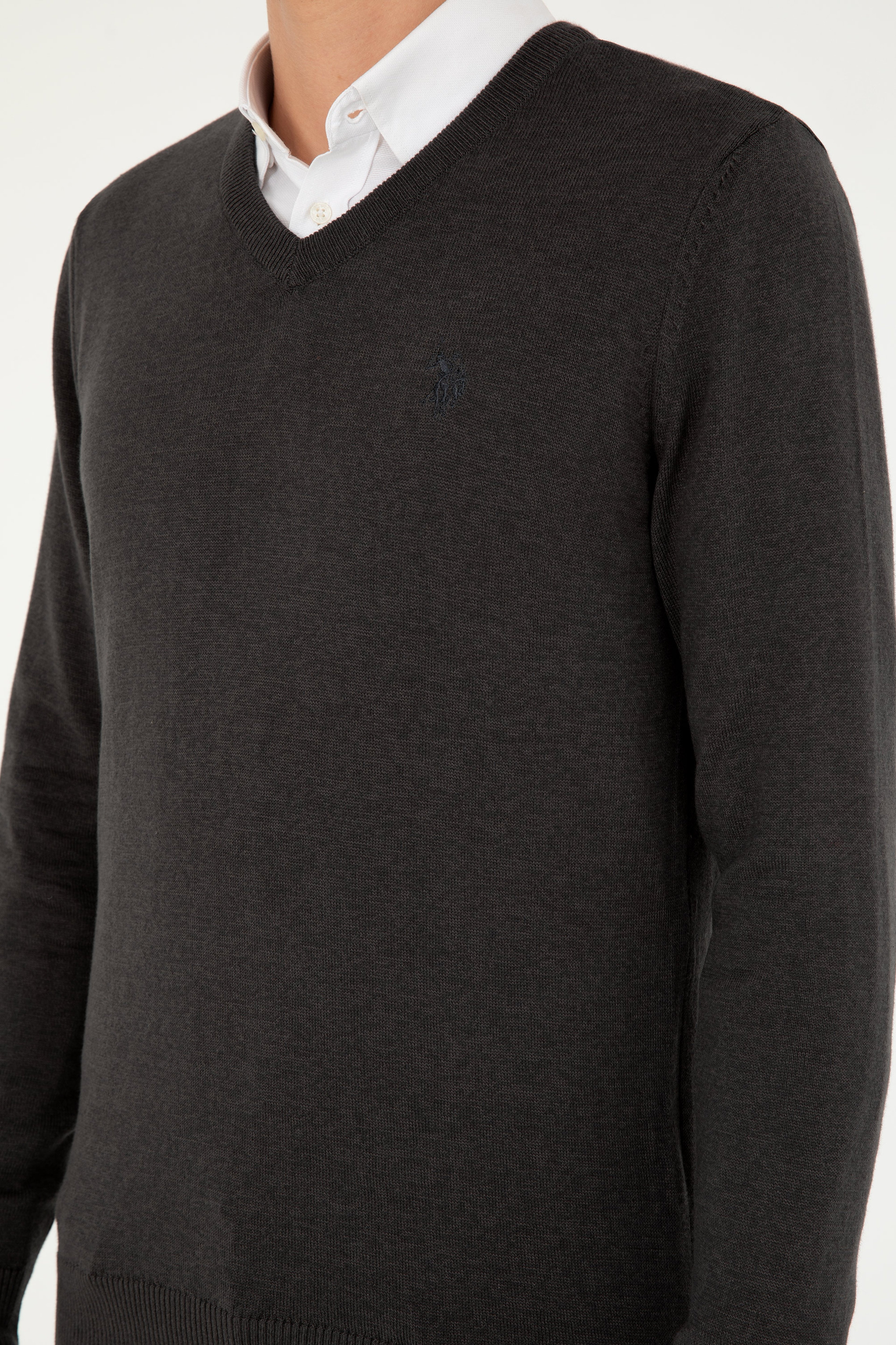 Erkek Slim Fit V Yaka Antrasit Melanj Basic Kazak - Image 7