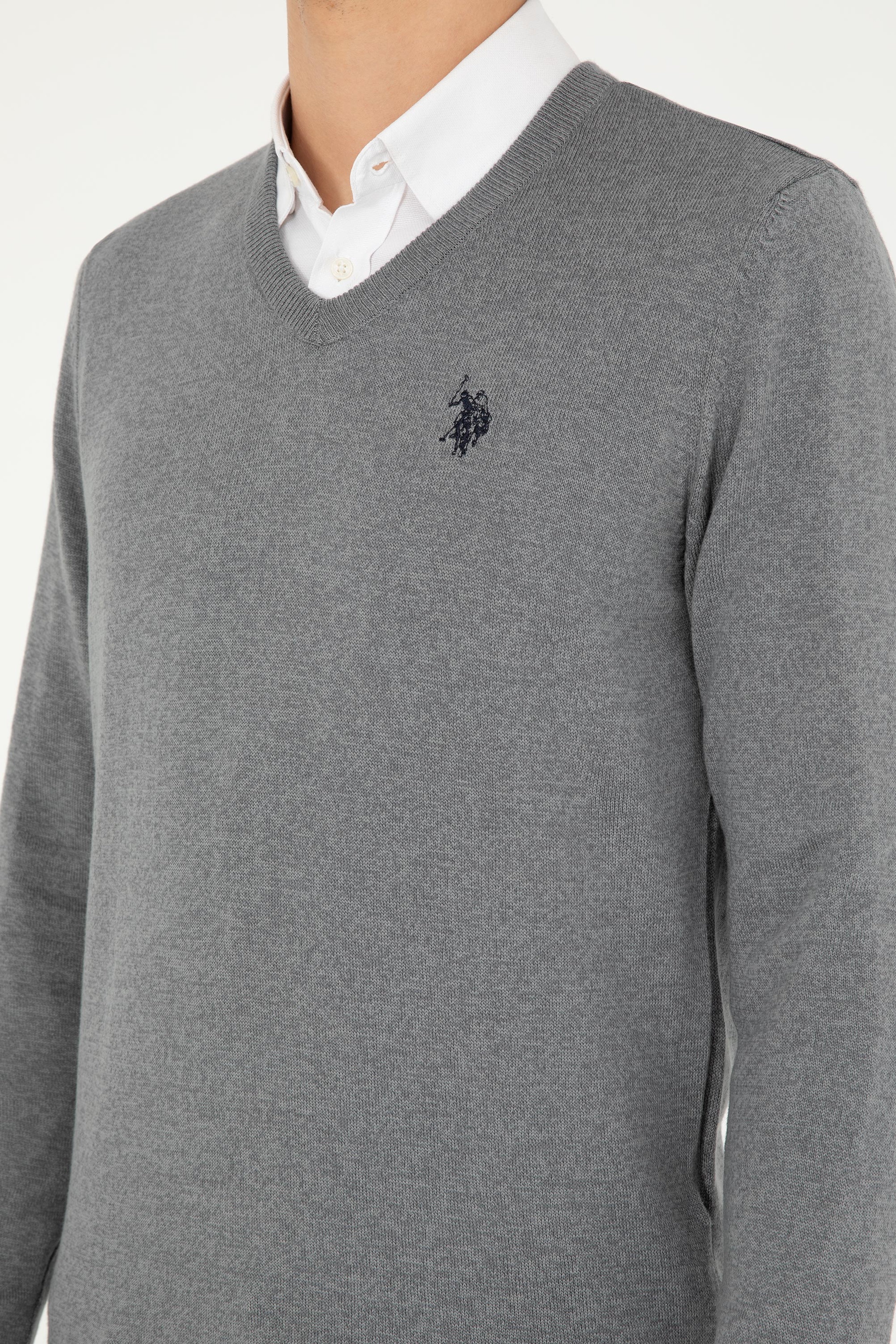 Erkek Slim Fit V Yaka Gri Melanj Basic Kazak - Image 7