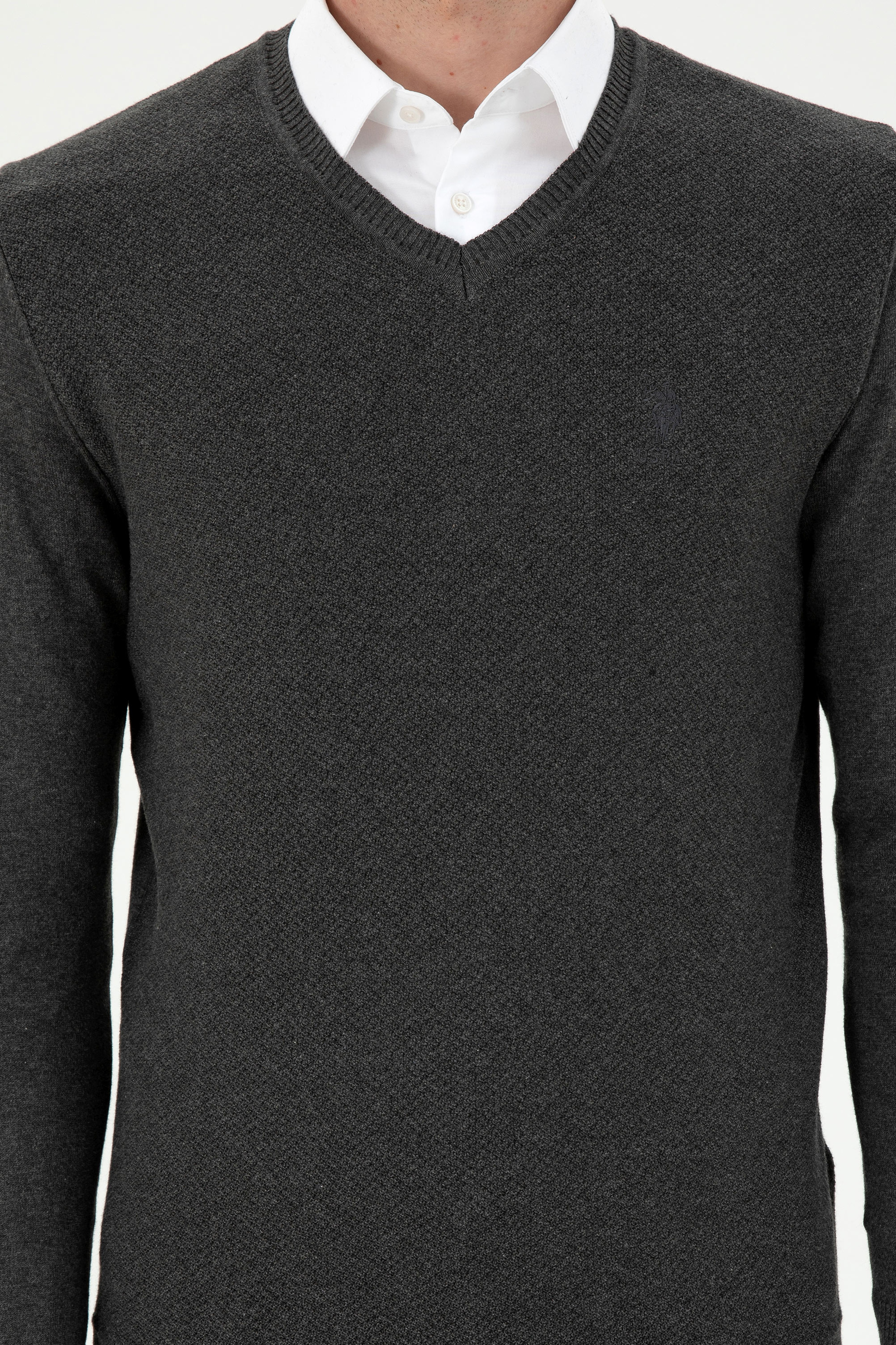 Erkek Slim Fit V Yaka Antrasit Melanj Basic Kazak - Image 6