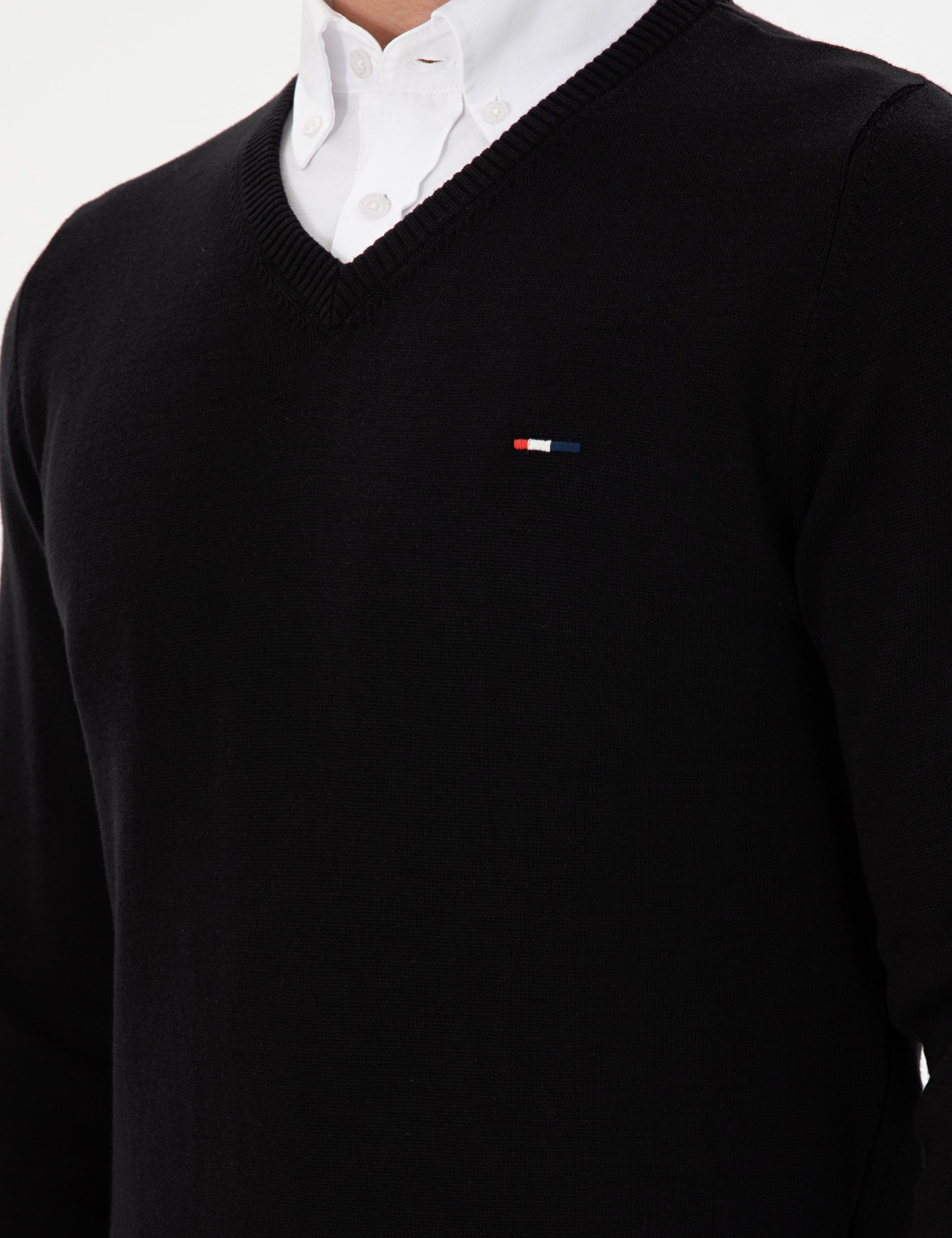 Erkek Slim Fit V Yaka Siyah Basic Kazak - Image 7