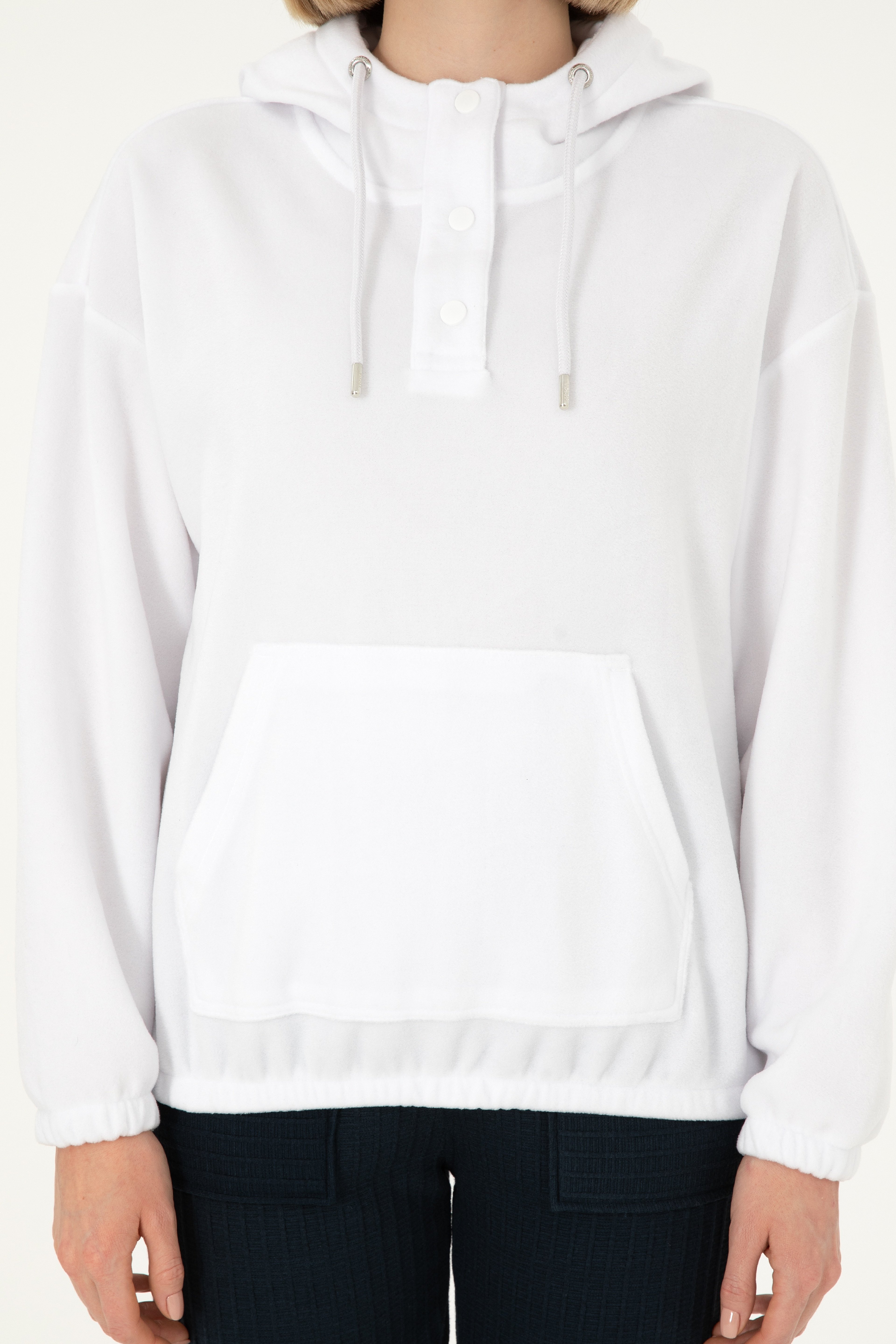 Kadın Beyaz Kapüşonlu Sweatshirt - Image 6