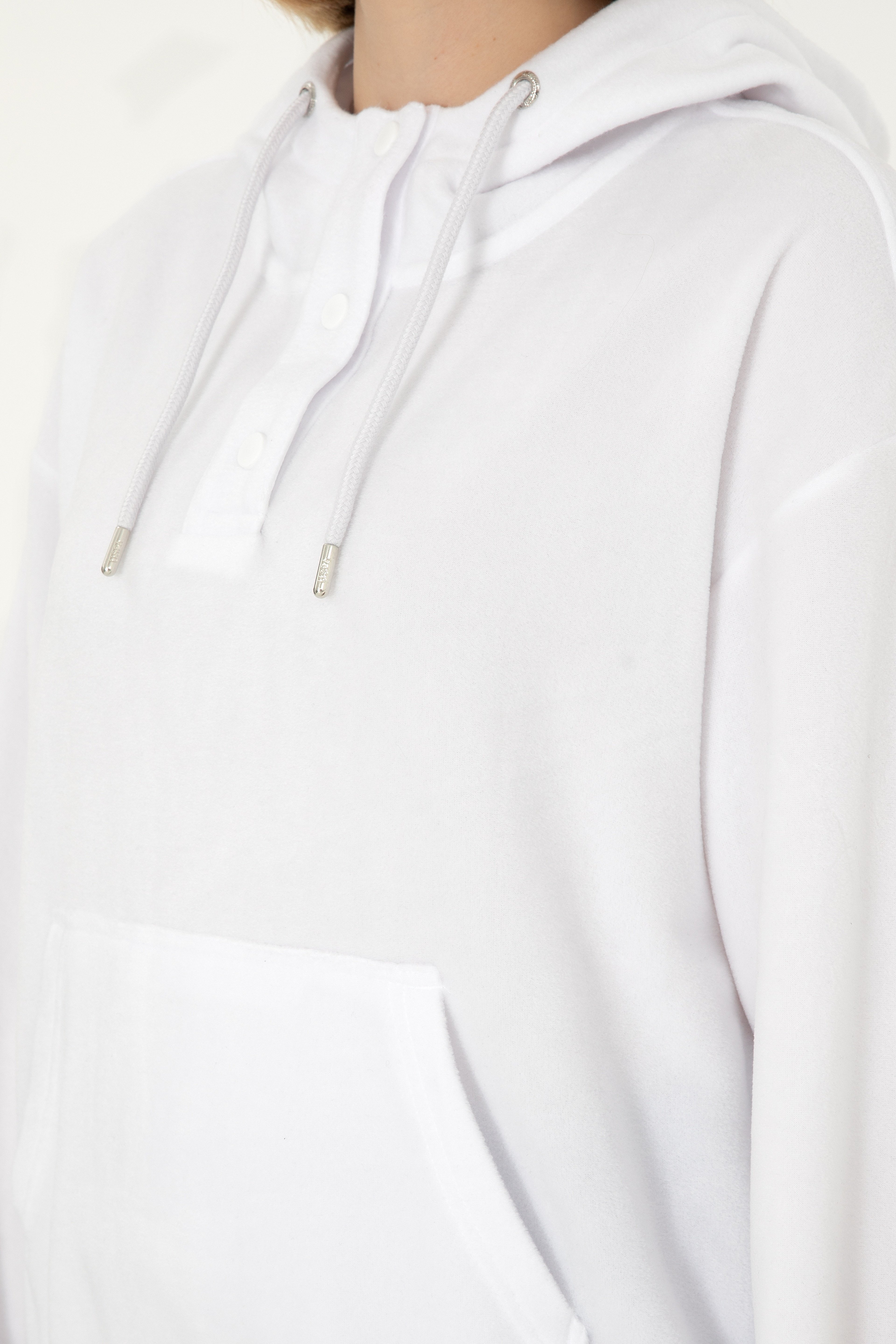 Kadın Beyaz Kapüşonlu Sweatshirt - Image 7
