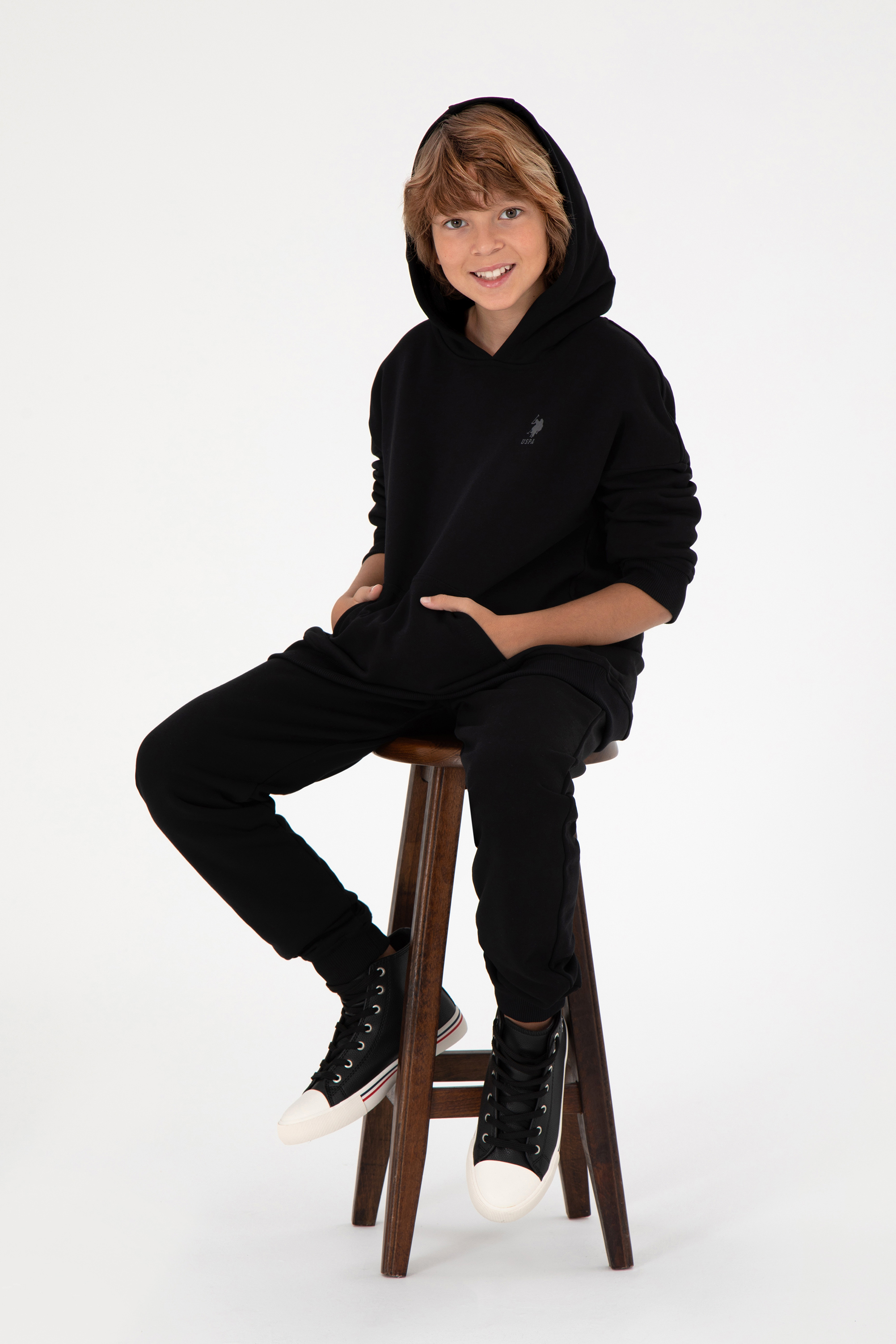 Erkek Çocuk Siyah Basic Kapüşonlu Sweatshirt - Image 2