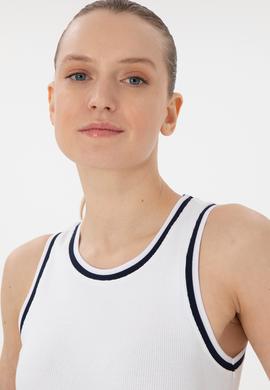 Kadın Beyaz Kolsuz Bisiklet Yaka Tişört - 50305857014