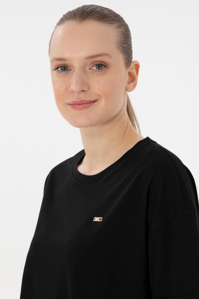 Kadın Siyah Kol Katlamalı Bisiklet Yaka Tişört