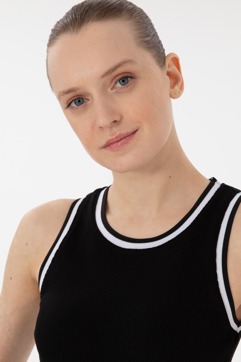 Kadın Siyah Kolsuz Bisiklet Yaka Tişört