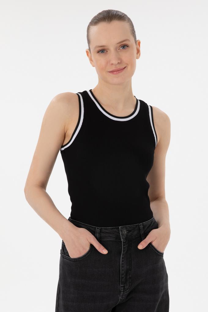 Kadın Siyah Kolsuz Bisiklet Yaka Tişört