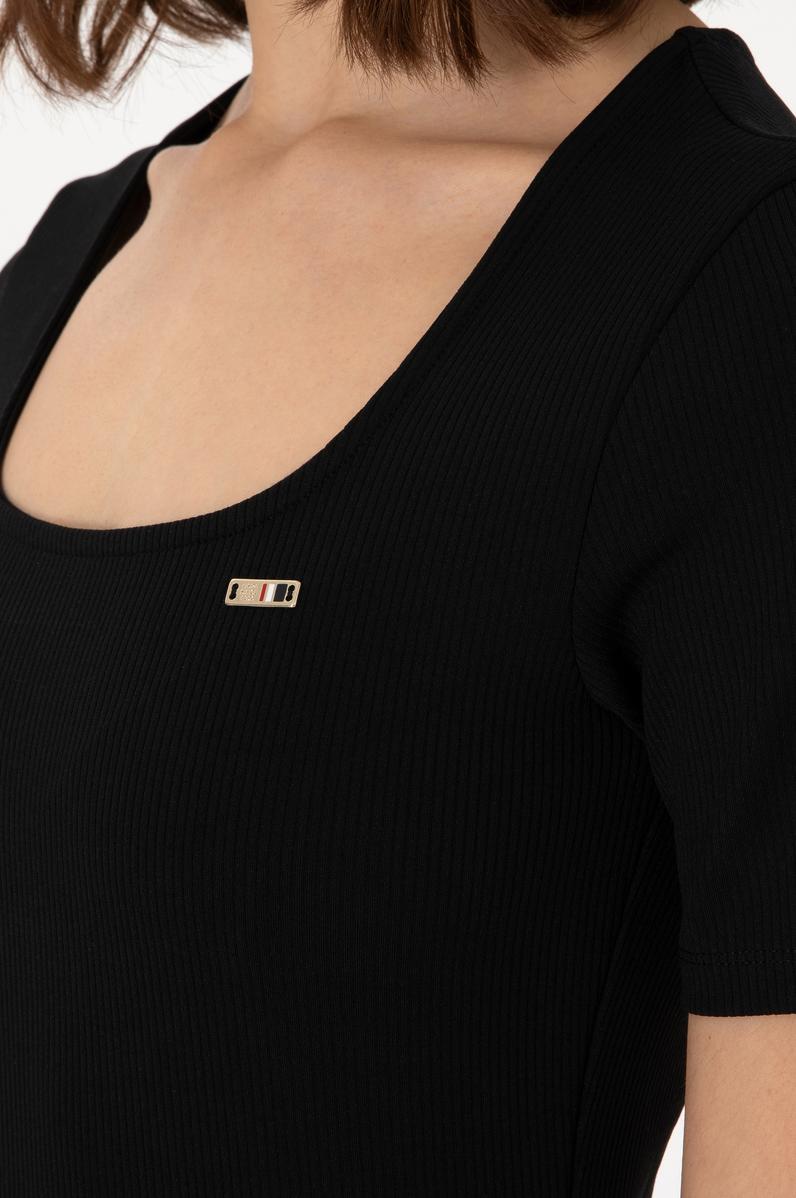 Kadın Siyah Kare Yaka Tişört